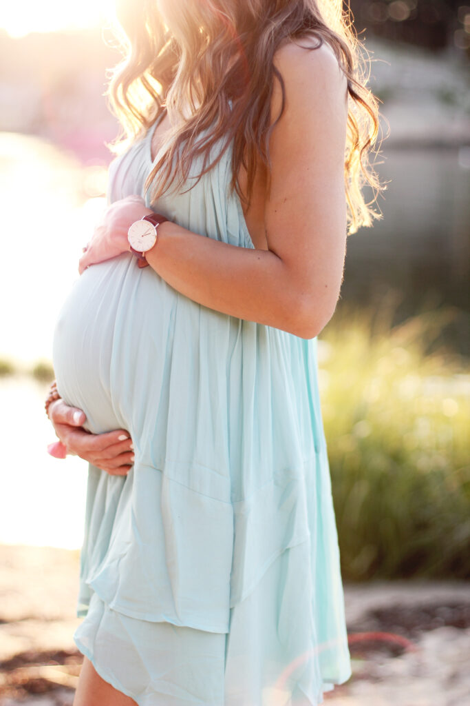 Bookmark this Maternity Fashion post! When it's super hot, this chiffon trapeze dress and gladiator sandals are a perfect maternity style pick!
