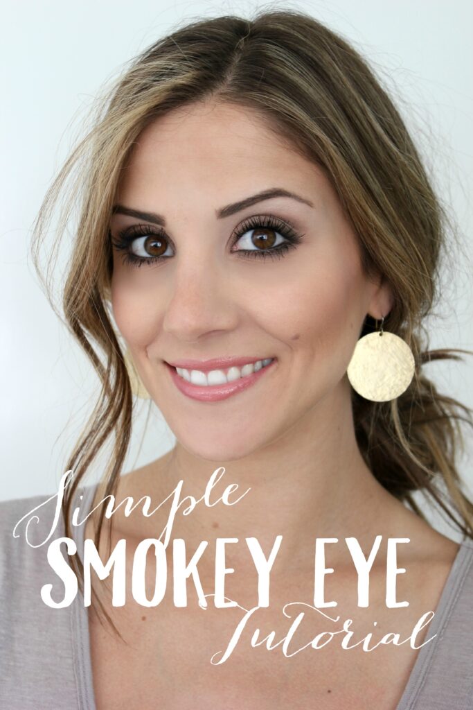 Save this! A simple Smokey Eye Tutorial with Urban Decay Naked Smokey Palette with life and style blogger Lauren McBride! 