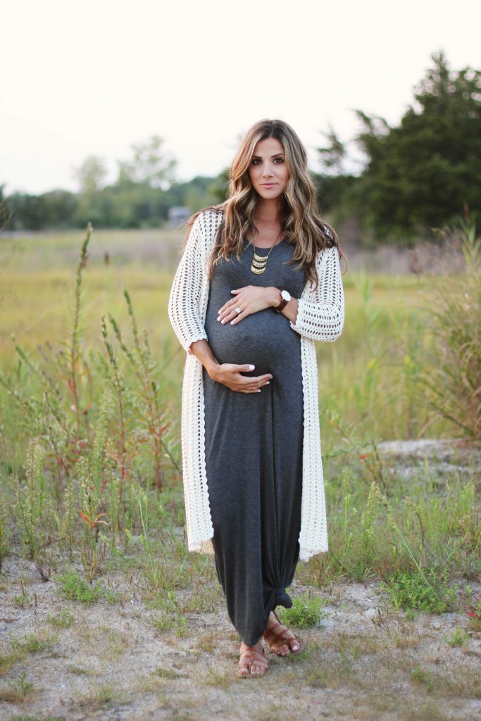 Bookmark this! A gorgeous open knit cardigan that will be a staple in your maternity style wardrobe!