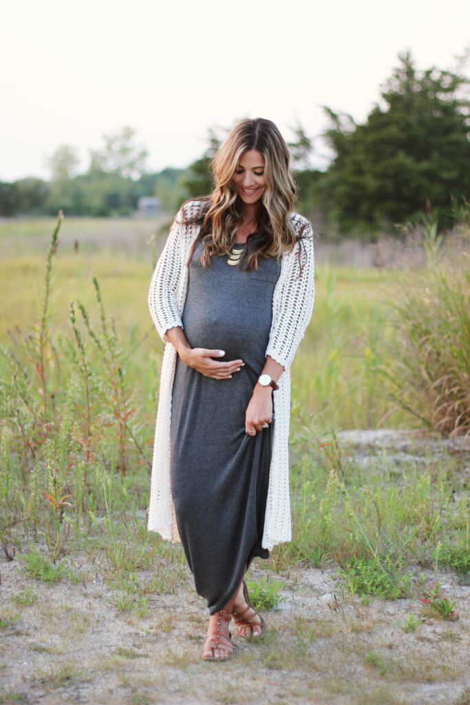 Bookmark this! A gorgeous open knit cardigan that will be a staple in your maternity style wardrobe!