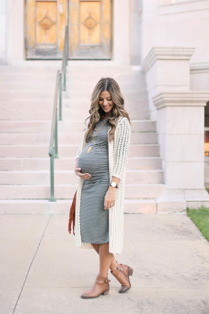 Bookmark this! A super cute maternity dress that you need in your collection if you're pregnant, super cute maternity style stripes!
