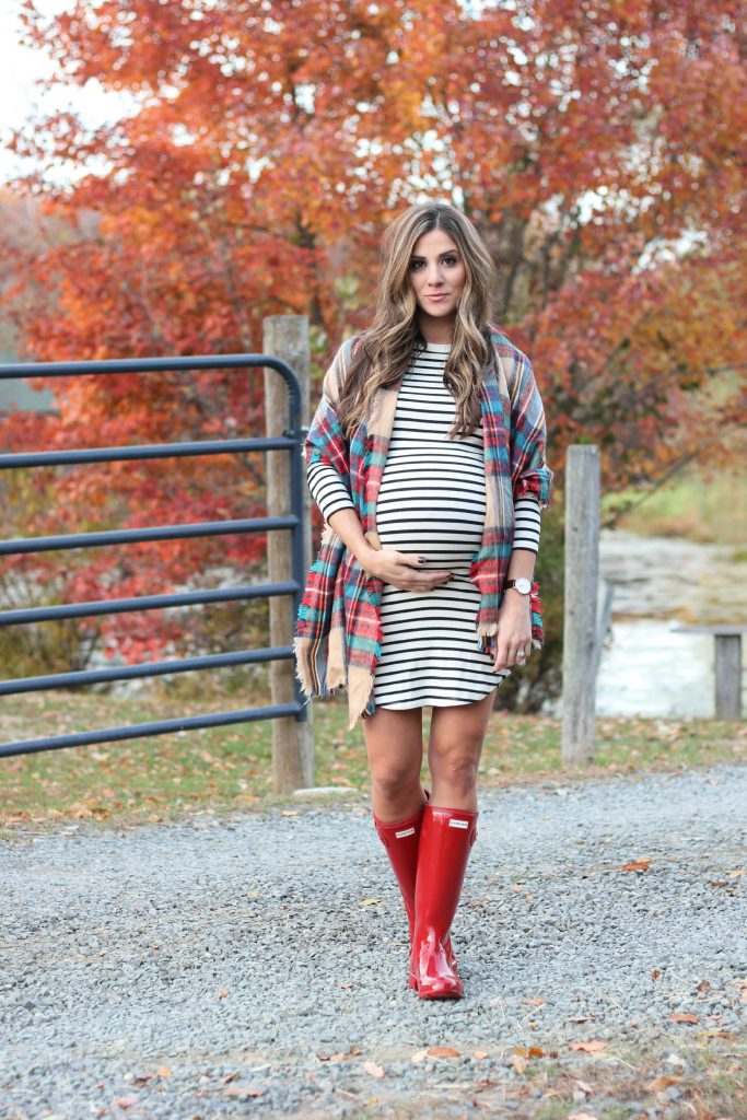 Bookmark this! Fall outfit must haves, fall maternity fashion, Hunter Boots, plaid blanket scarf