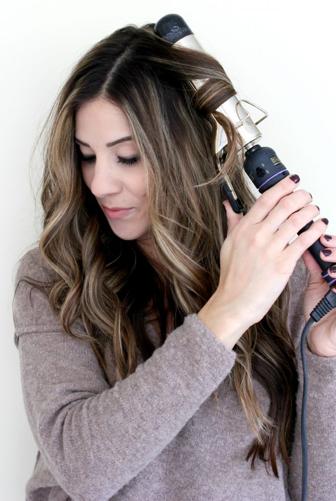 Bookmark this! Mom Hair: Easy Simple Loose Waves Tutorial which will have you finished your hair in no time at all!