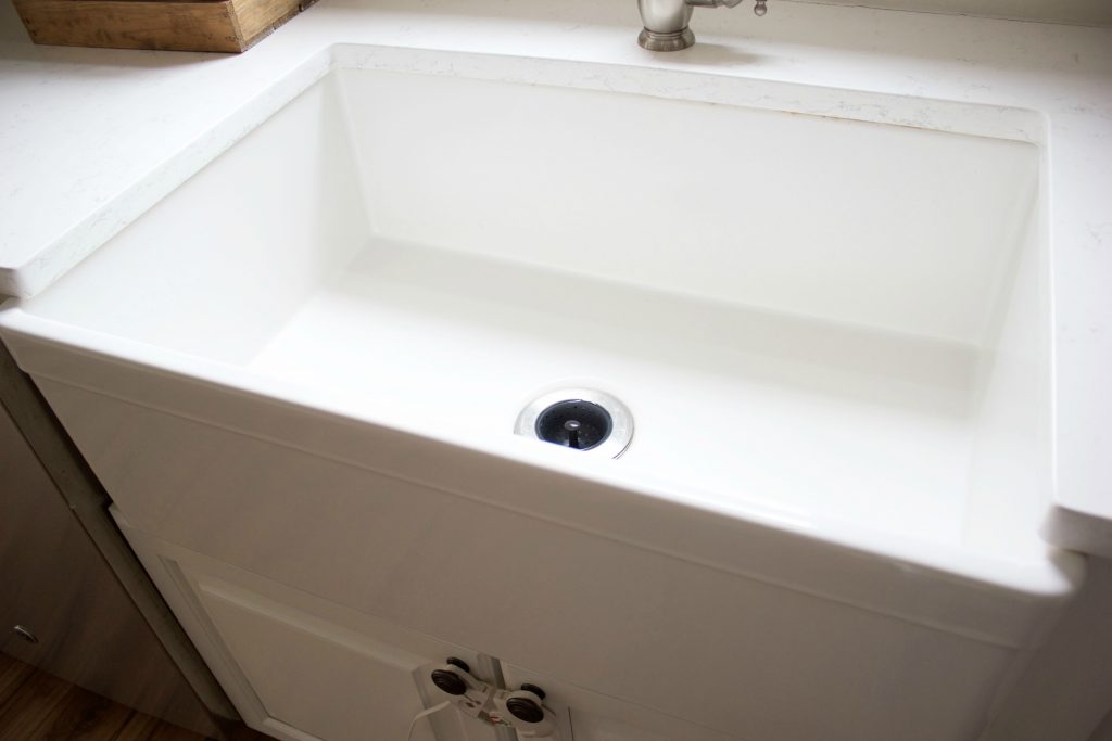 Bookmark This! How to choose a farmhouse sink and the pros and cons of having one!