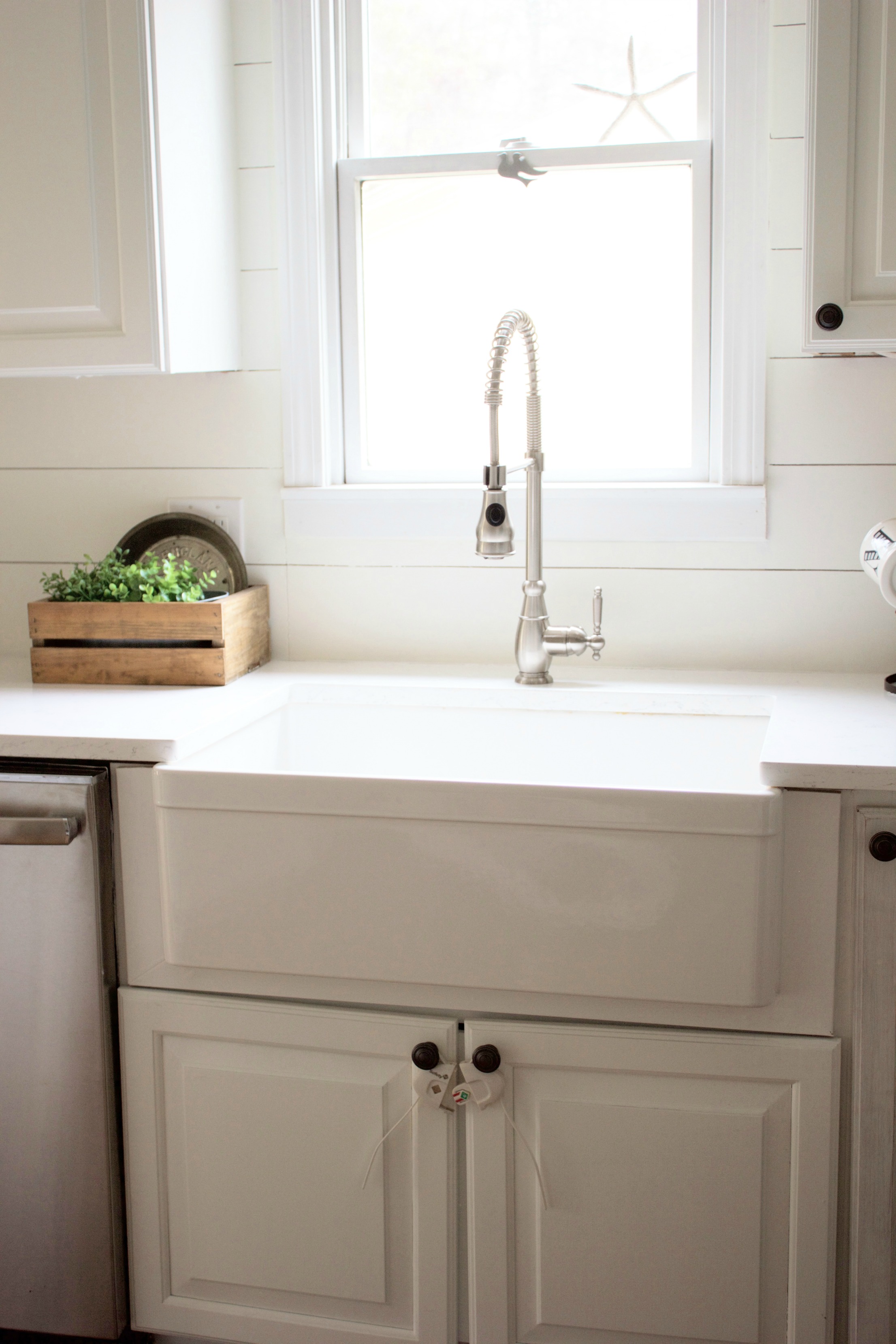 Looking for a farmhouse sink for your home? Check out this list of the Best Farmhouse Sinks, including the different styles available and tips to consider!