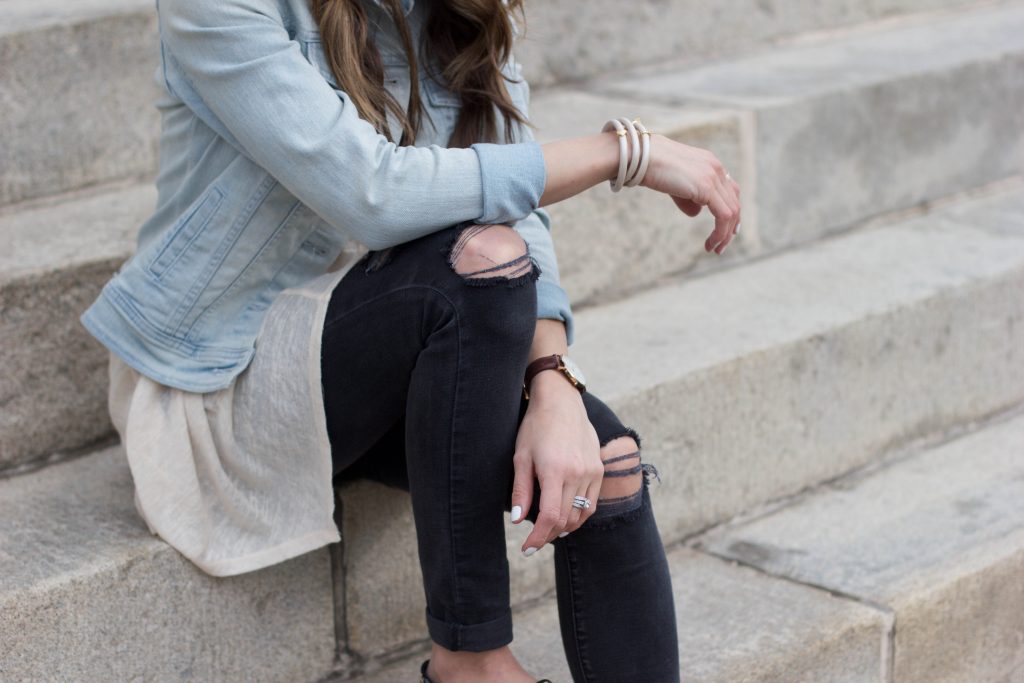 Lauren McBride - The perfect casual spring outfit that's nursing friendly and mom friendly, with distressed black skinny jeans and leopard Soludos