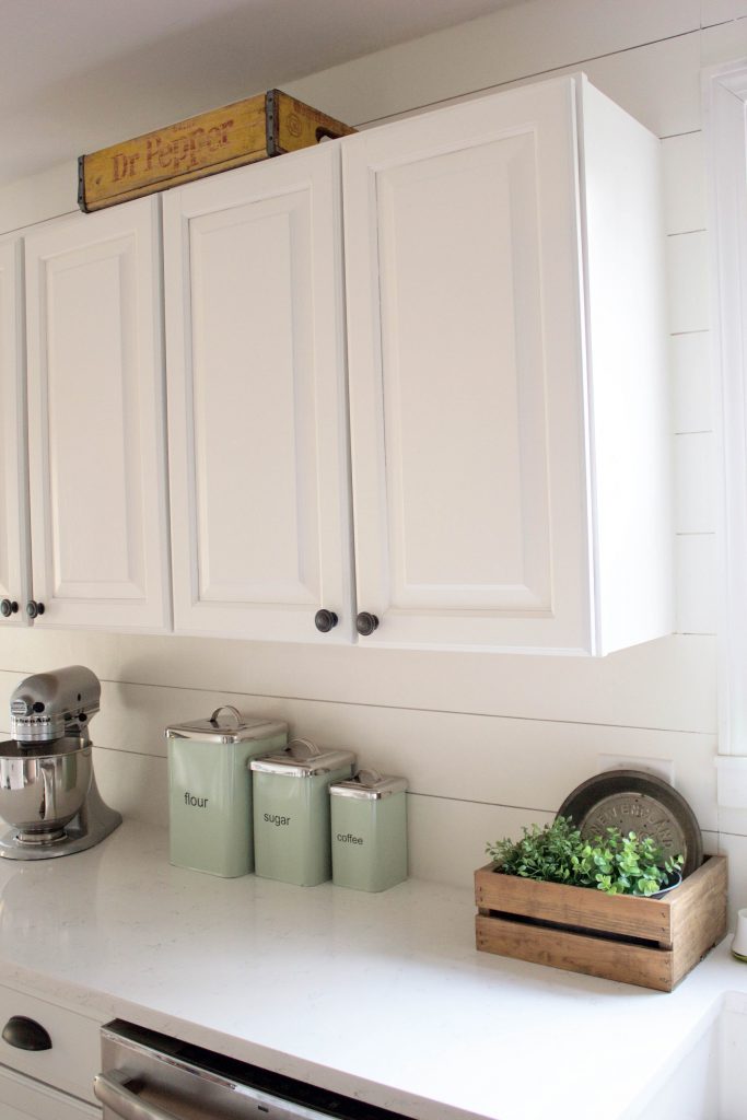 Save this! How to paint kitchen cabinets without going crazy: an easy guide that will take 3-4 days tops!
