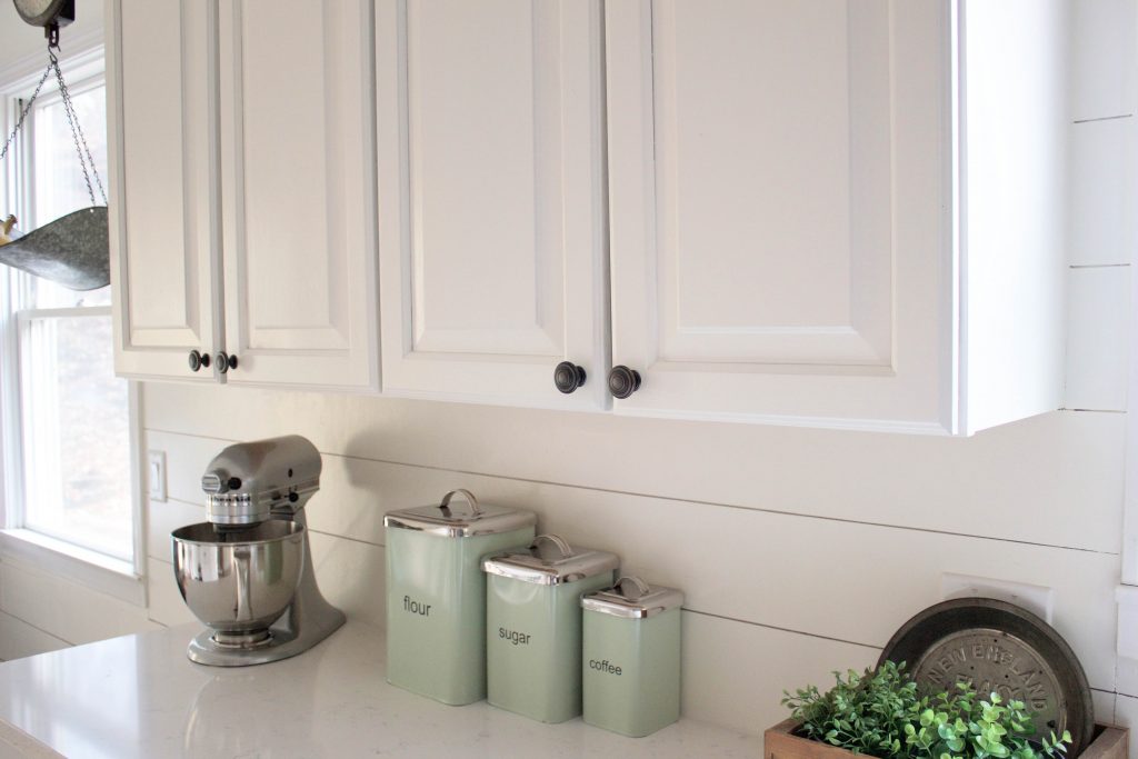 Save this! How to paint kitchen cabinets without going crazy: an easy guide that will take 3-4 days tops!