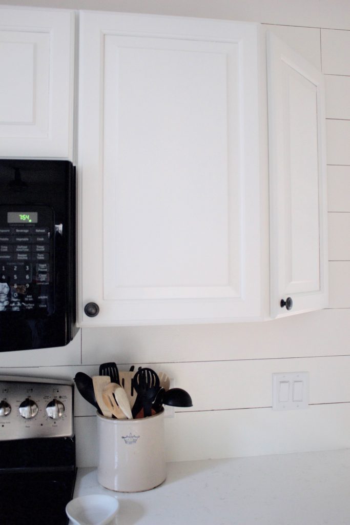 Save this! How to paint kitchen cabinets without going crazy: an easy guide that will take 3-4 days tops!