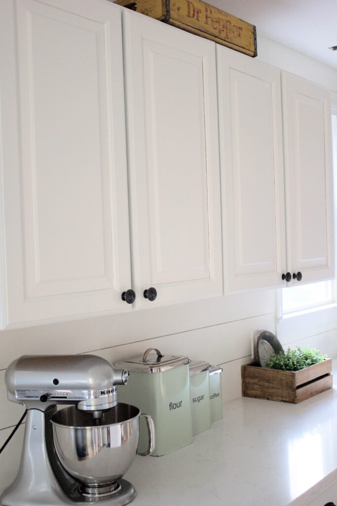 Save this! How to paint kitchen cabinets without going crazy: an easy guide that will take 3-4 days tops!