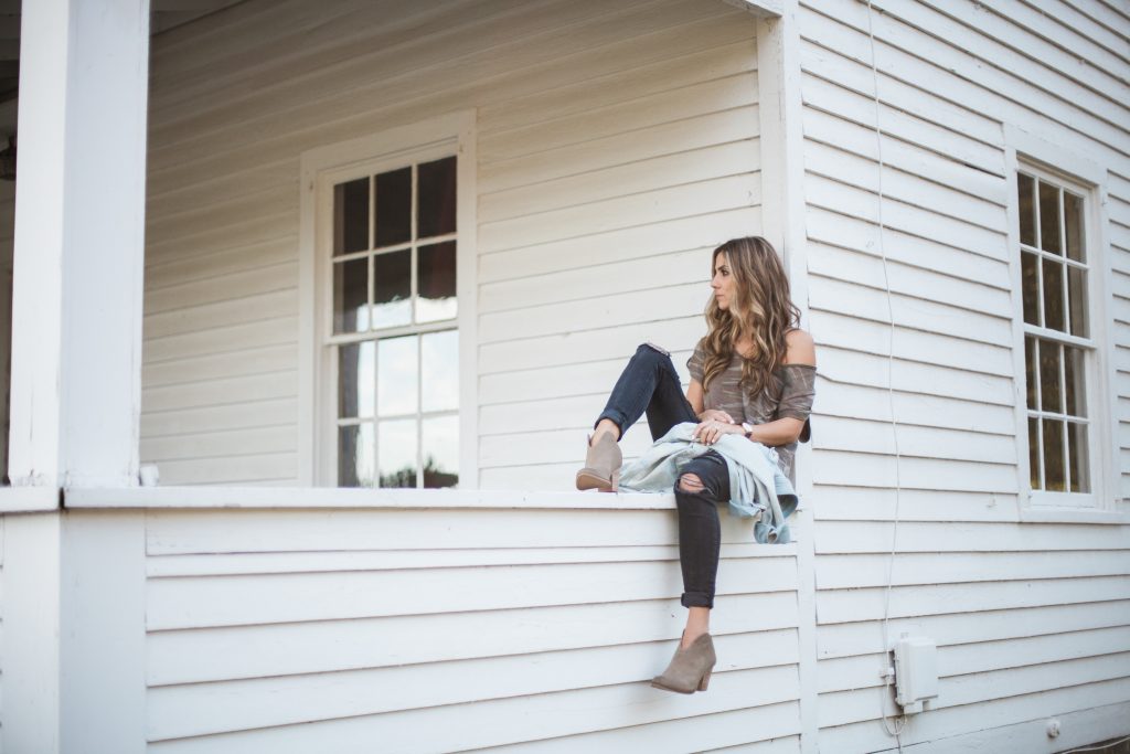 A short list on how to style Western Booties for transitional summer to fall outfits. 