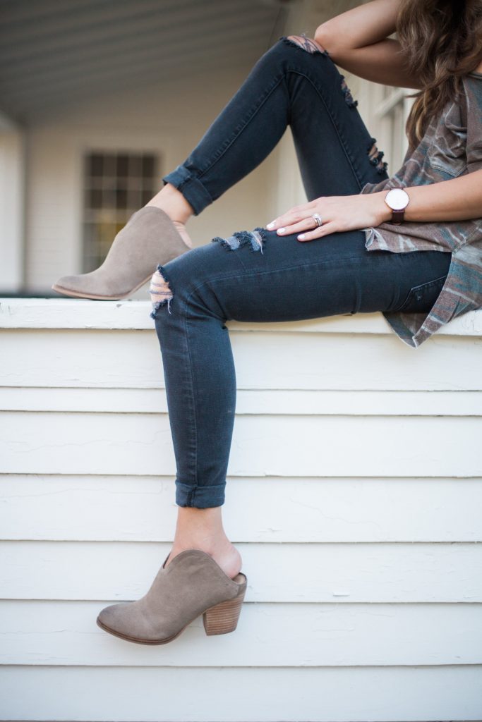 A short list on how to style Western Booties for transitional summer to fall outfits. 