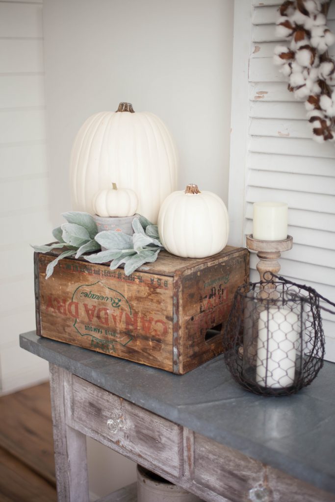 Simple and neutral fall farmhouse dining room decor using natural elements