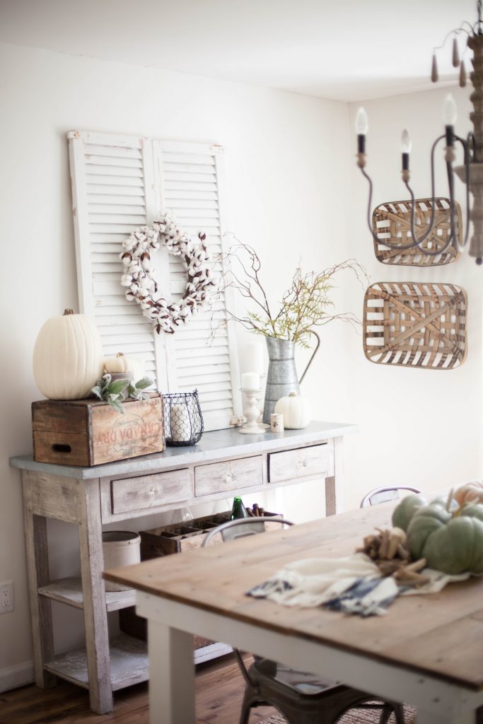 Simple and neutral fall farmhouse dining room decor using natural elements