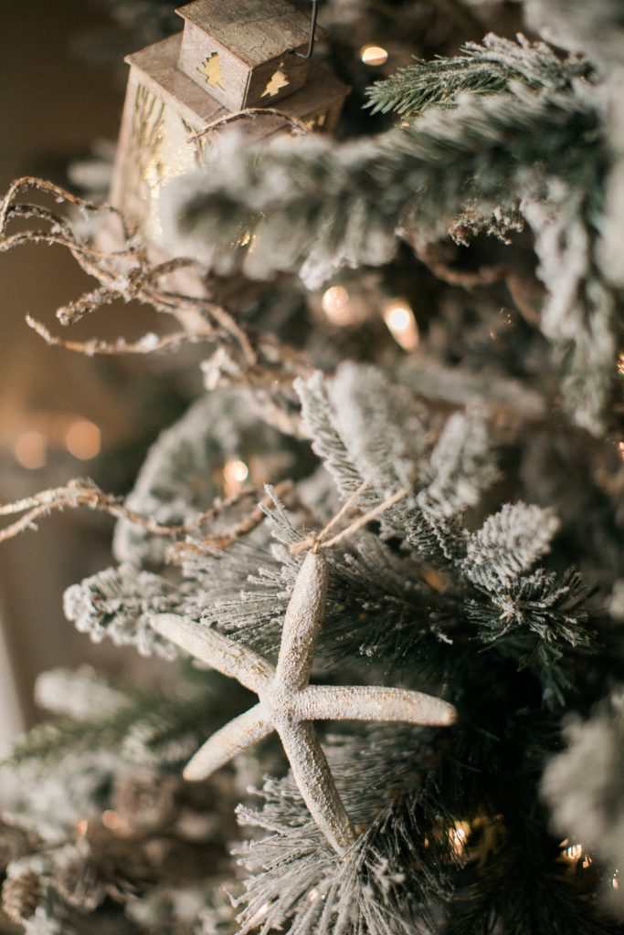 Simple tips on how to decorate a kid-friendly Christmas tree. Your tree CAN be beautiful and kid-friendly at the same time!