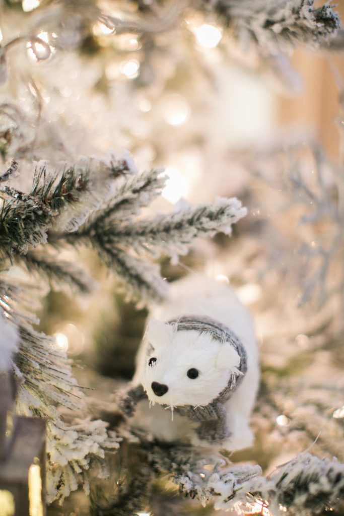 Simple tips on how to decorate a kid-friendly Christmas tree. Your tree CAN be beautiful and kid-friendly at the same time!