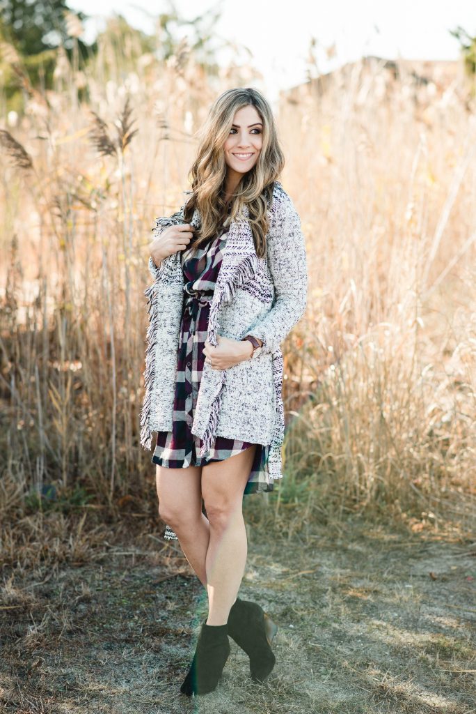 A simple dressy casual holiday outfit perfect for moms of littles who want to stay comfortable at events this holiday season!