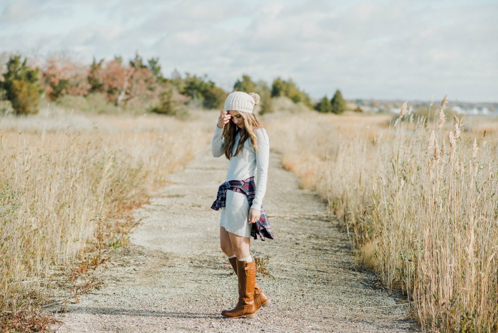 Two holiday card outfit ideas perfect for taking your holiday cards! Both with festive touches like cozy knits, flannel, and lace