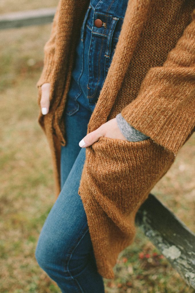 How to wear overalls as a mom without looking too juvenile ;)