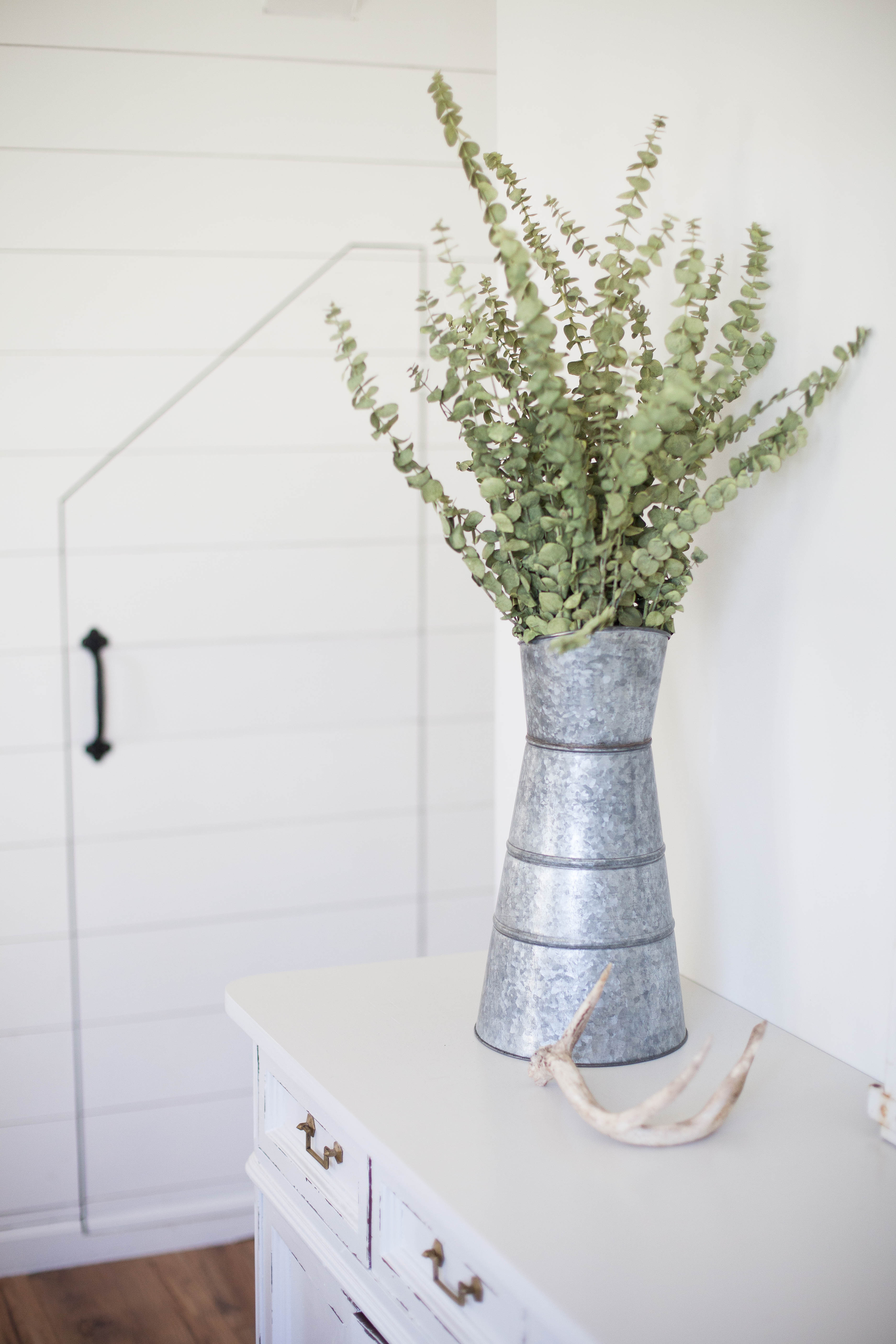 Dried eucalyptus adds a pop of color in this spring cottage dining room!