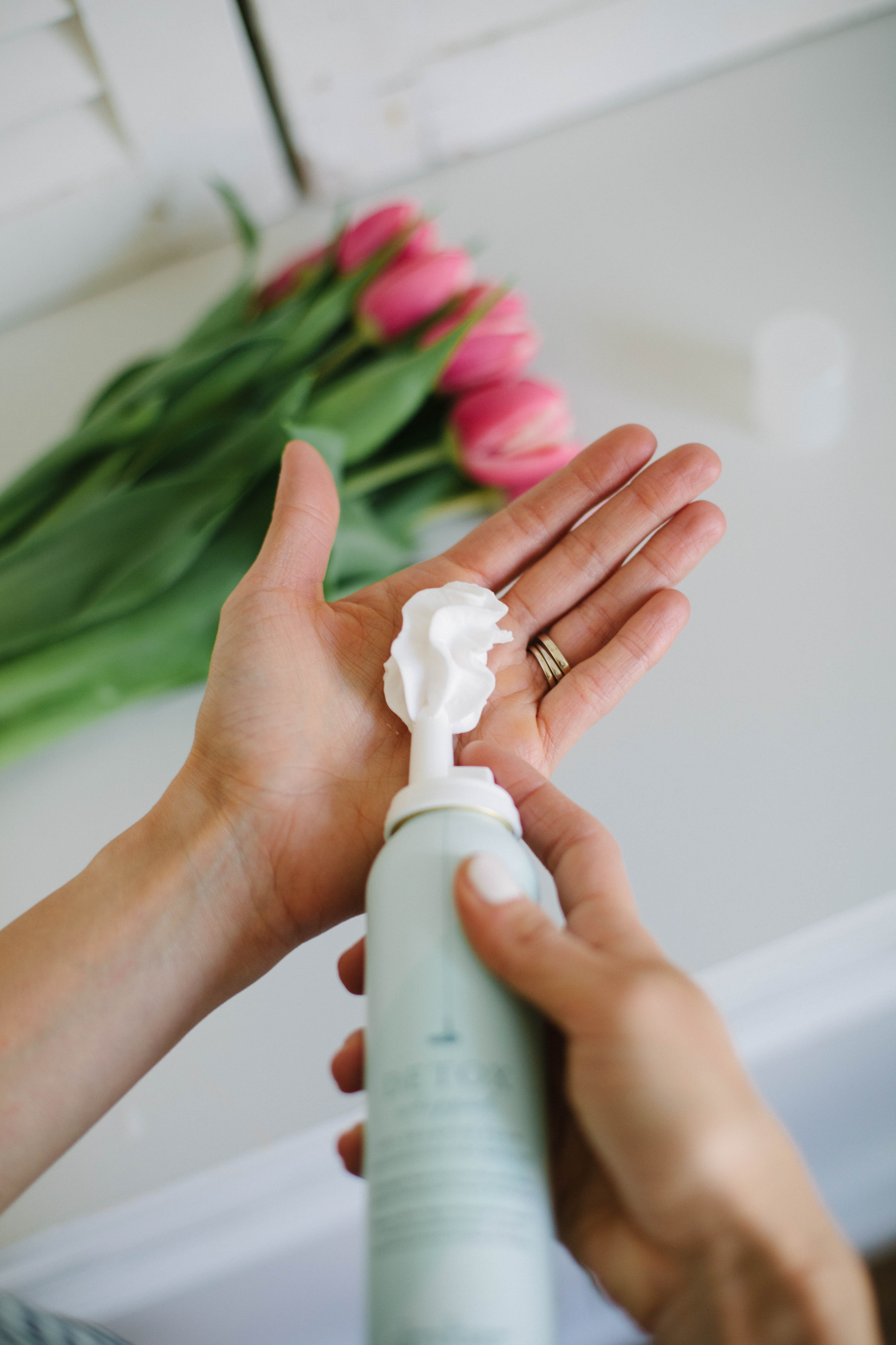 Busy mom? No time for hair? These easy hairstyles for moms are perfect for when time is minimal! This dry shampoo from DryBar helps extend your style on the days you don't feel like washing your hair!