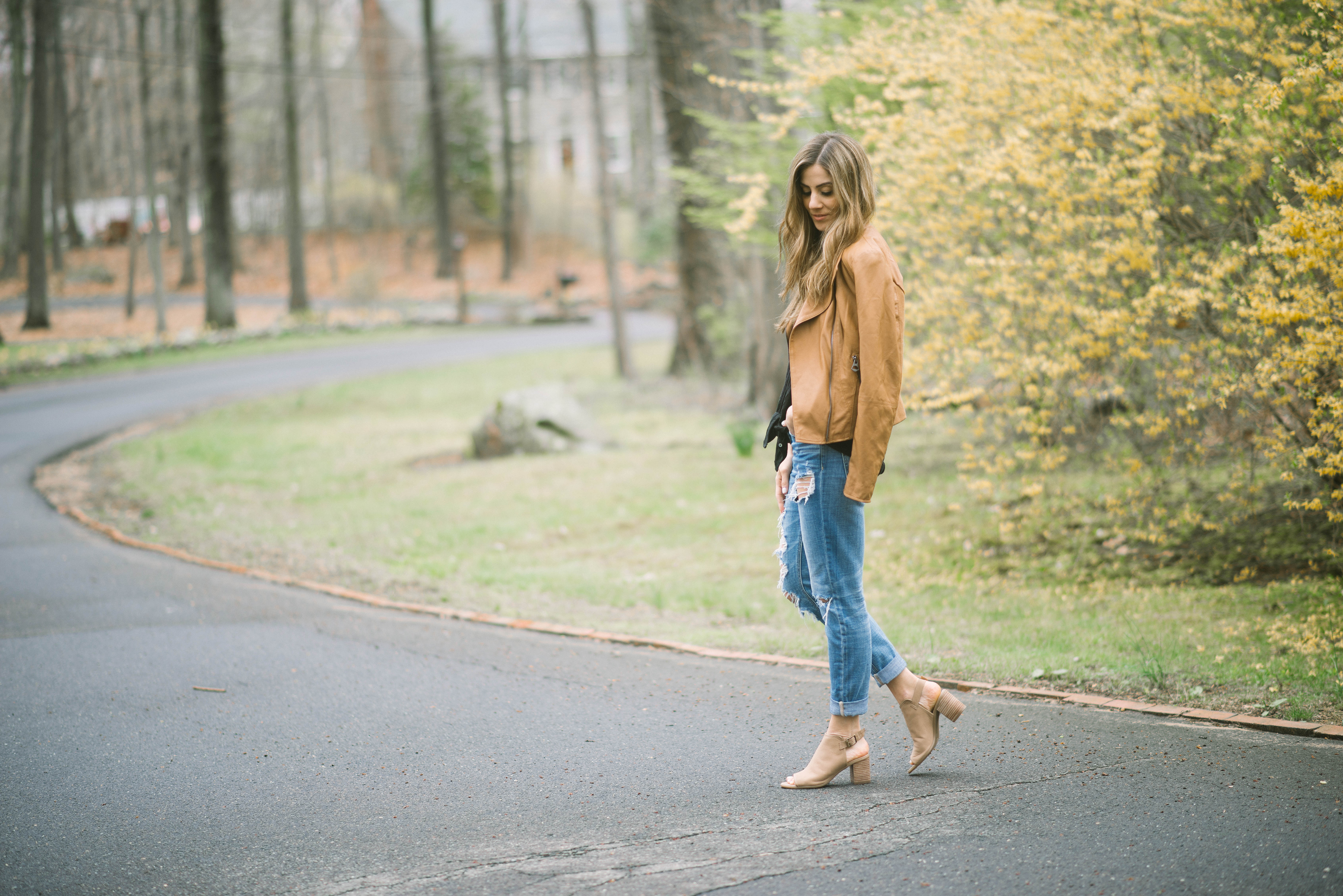 Simple tips for How To Style Boyfriend Jeans for any body type, including the best shoes to wear them with to accentuate your frame!