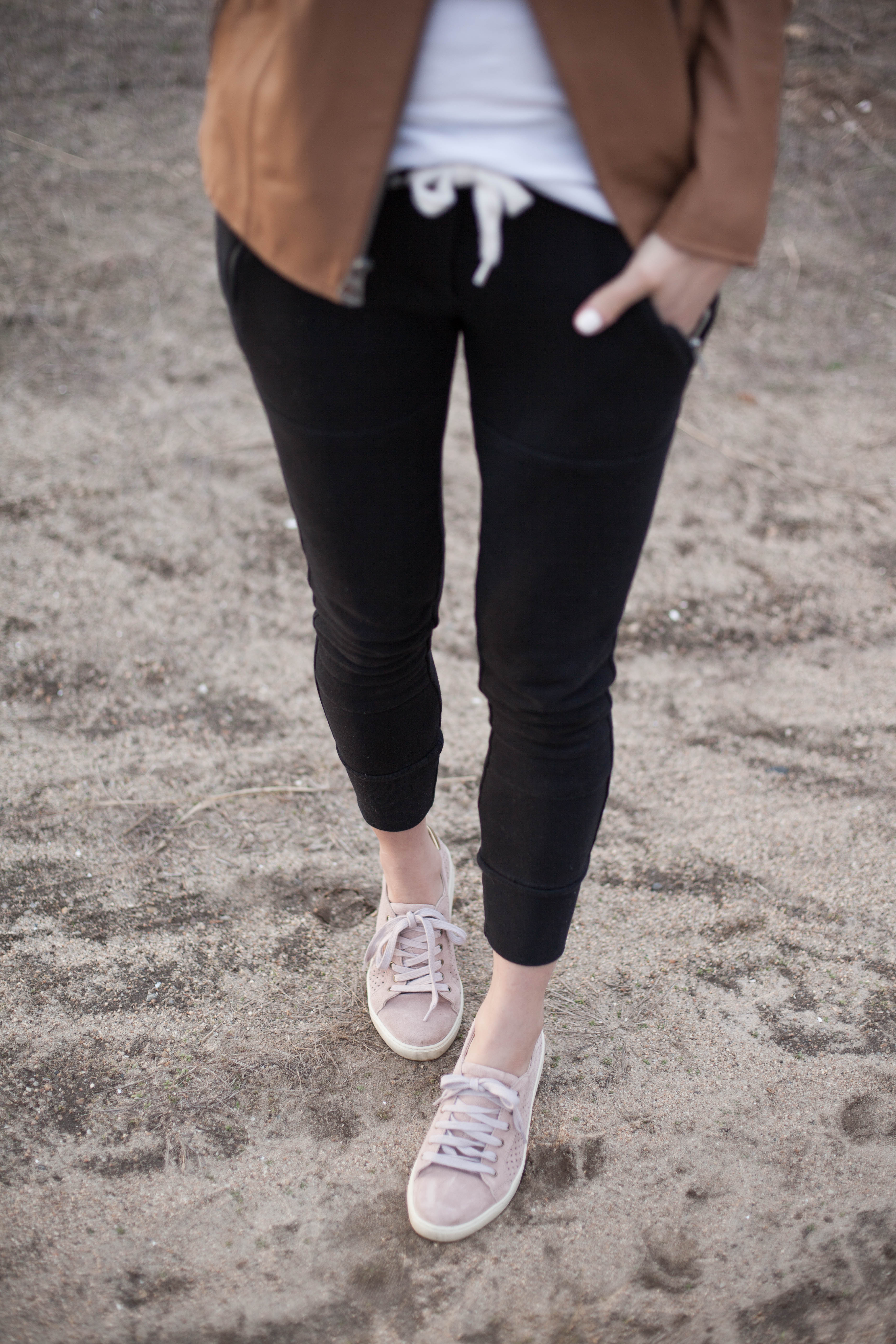 A simple way to style spring sneakers, featuring jogger pants and a classic leather jacket. This casual look is perfect for chilly spring days!