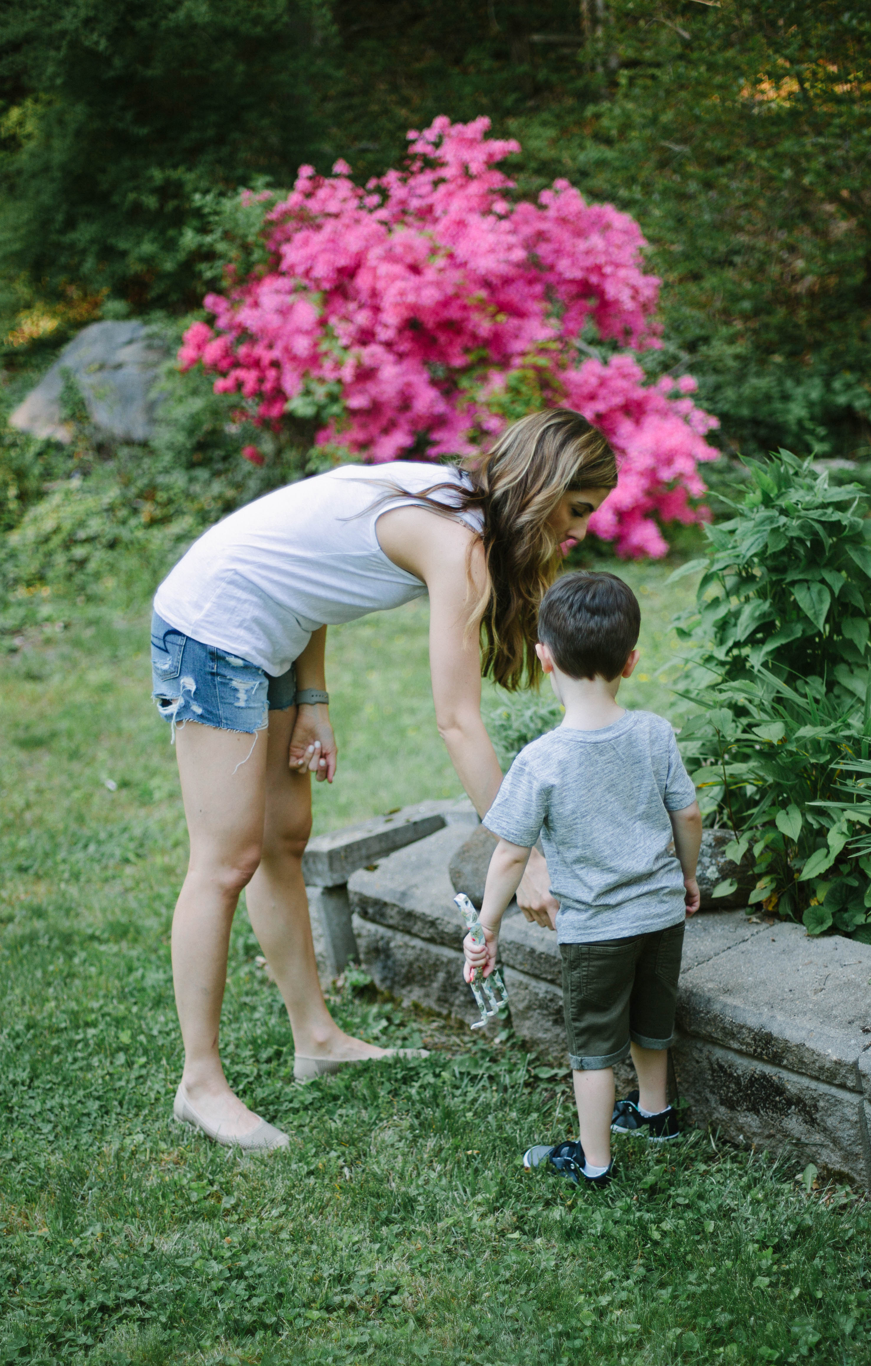 Need help keeping your kids busy this summer? Check out this list of outdoor summer activities for kids at home! They're budget-friendly and fun!