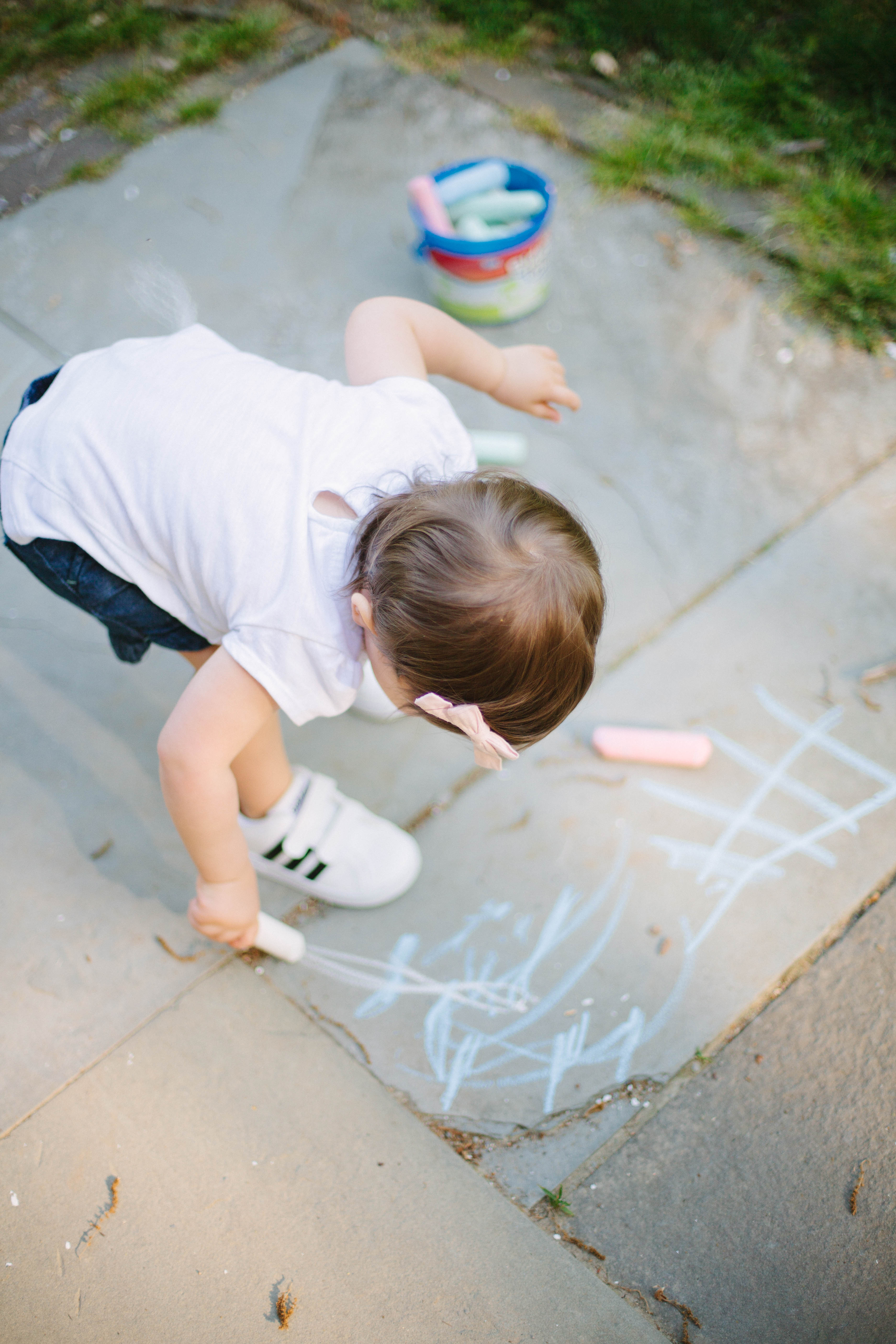 Need help keeping your kids busy this summer? Check out this list of outdoor summer activities for kids at home! They're budget-friendly and fun!