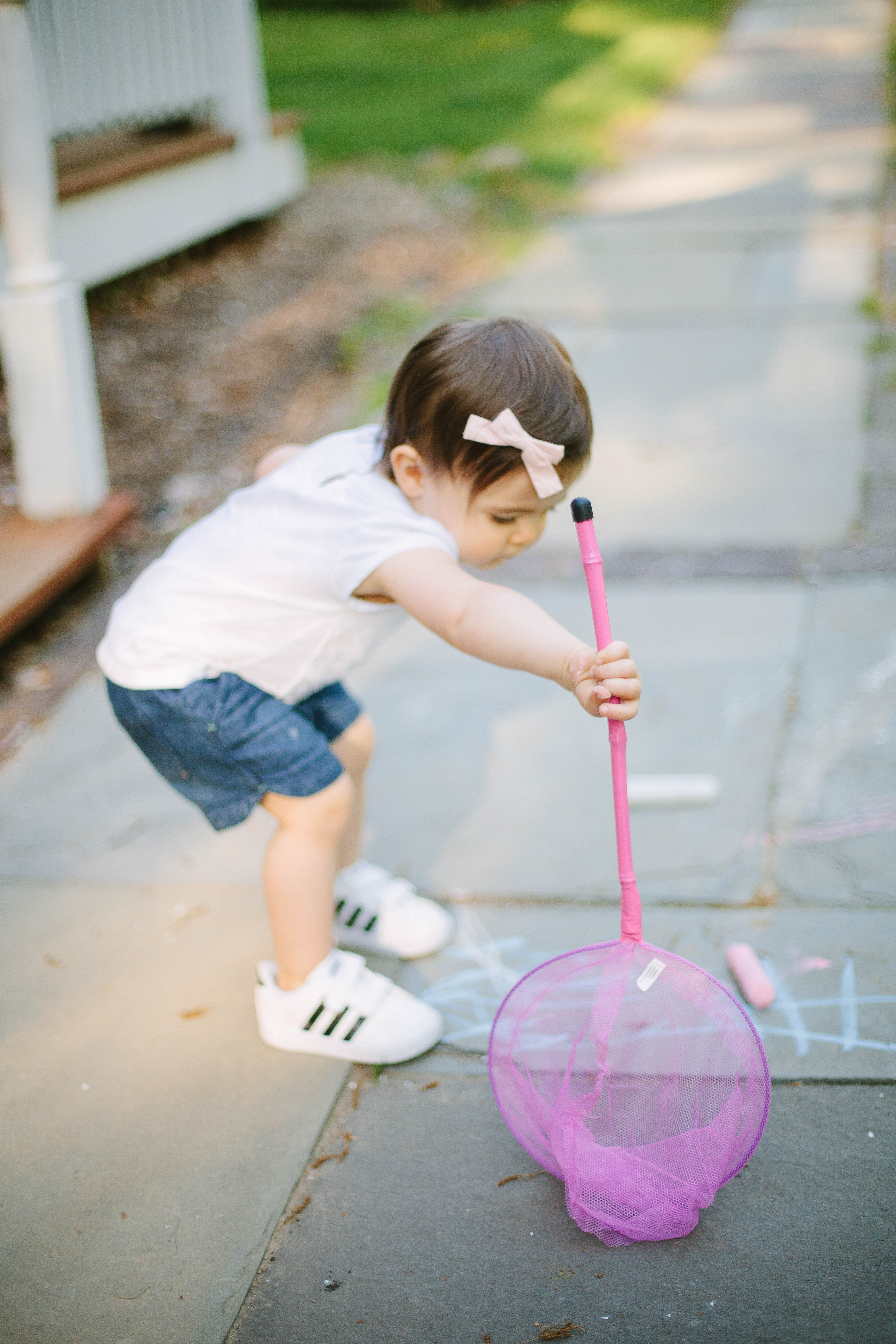 Need help keeping your kids busy this summer? Check out this list of outdoor summer activities for kids at home! They're budget-friendly and fun!