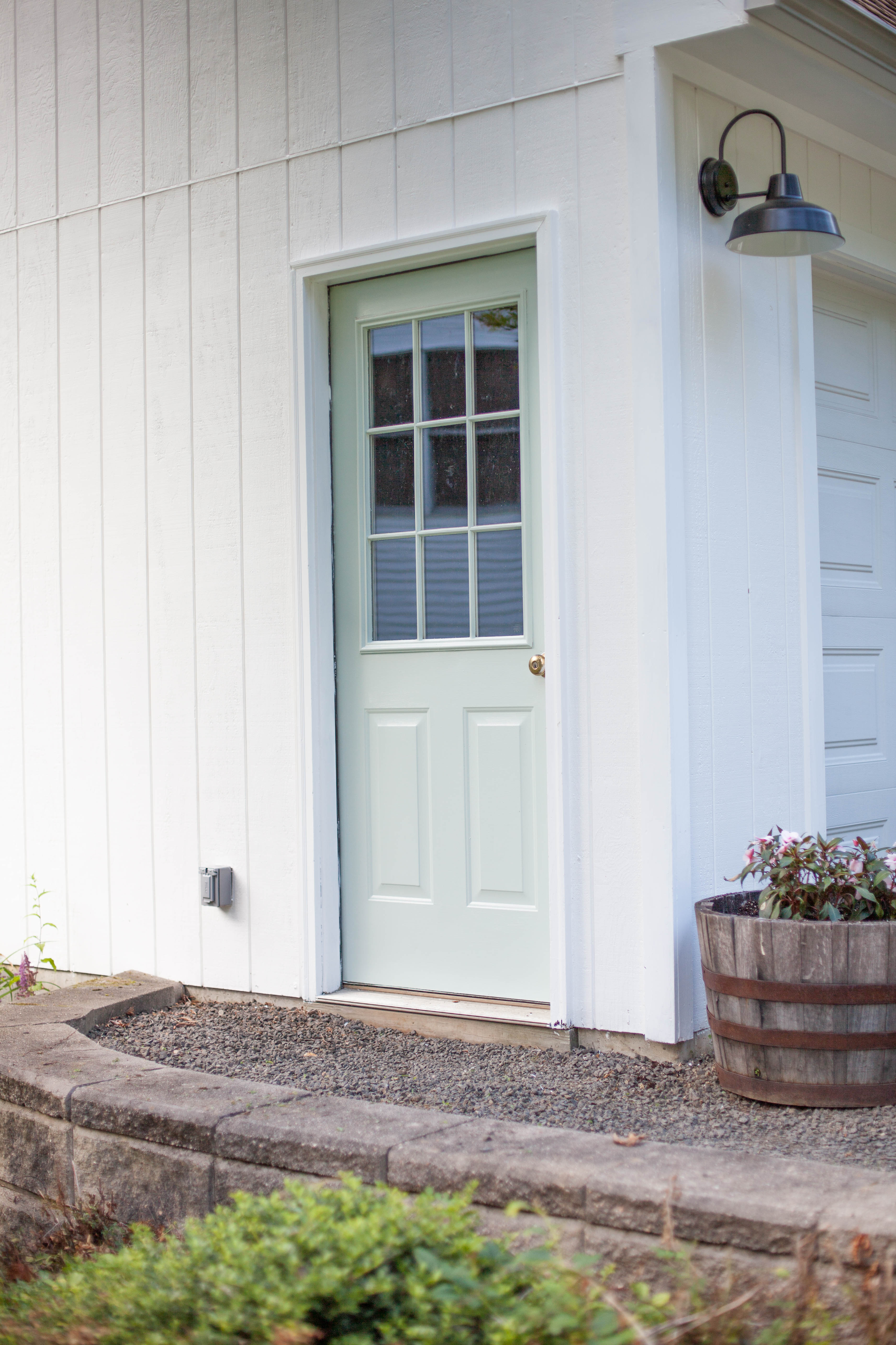 Looking for some budget-friendly ways to improve the exterior of your home? These Easy Ways to Add Curb Appeal are cost effective and make a high impact!