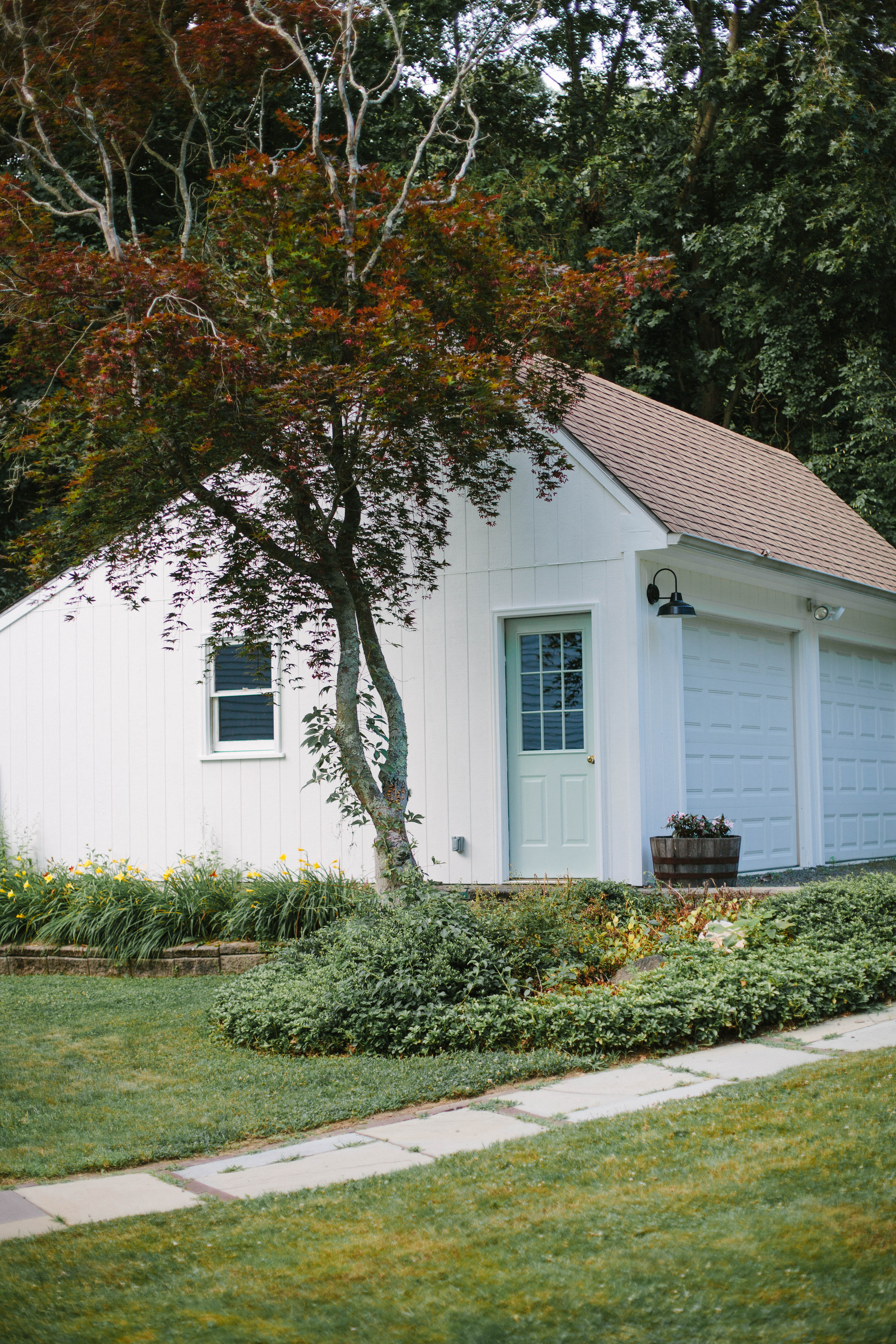 Looking for some budget-friendly ways to improve the exterior of your home? These Easy Ways to Add Curb Appeal are cost effective and make a high impact!