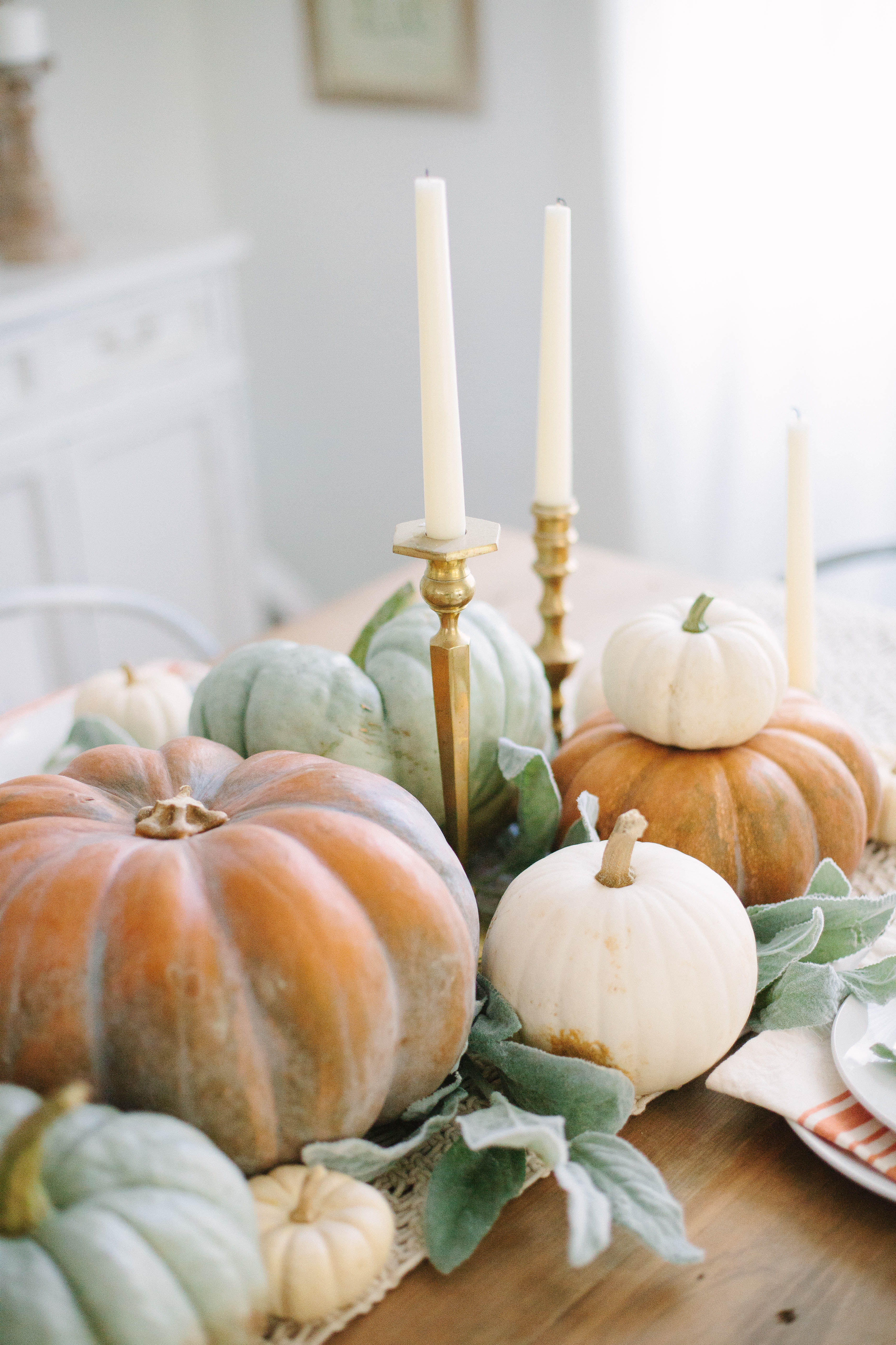 This simple Fall Cottage Dining Room uses neutral tones and natural elements to bring a the fall season into your space with sophistication and ease.