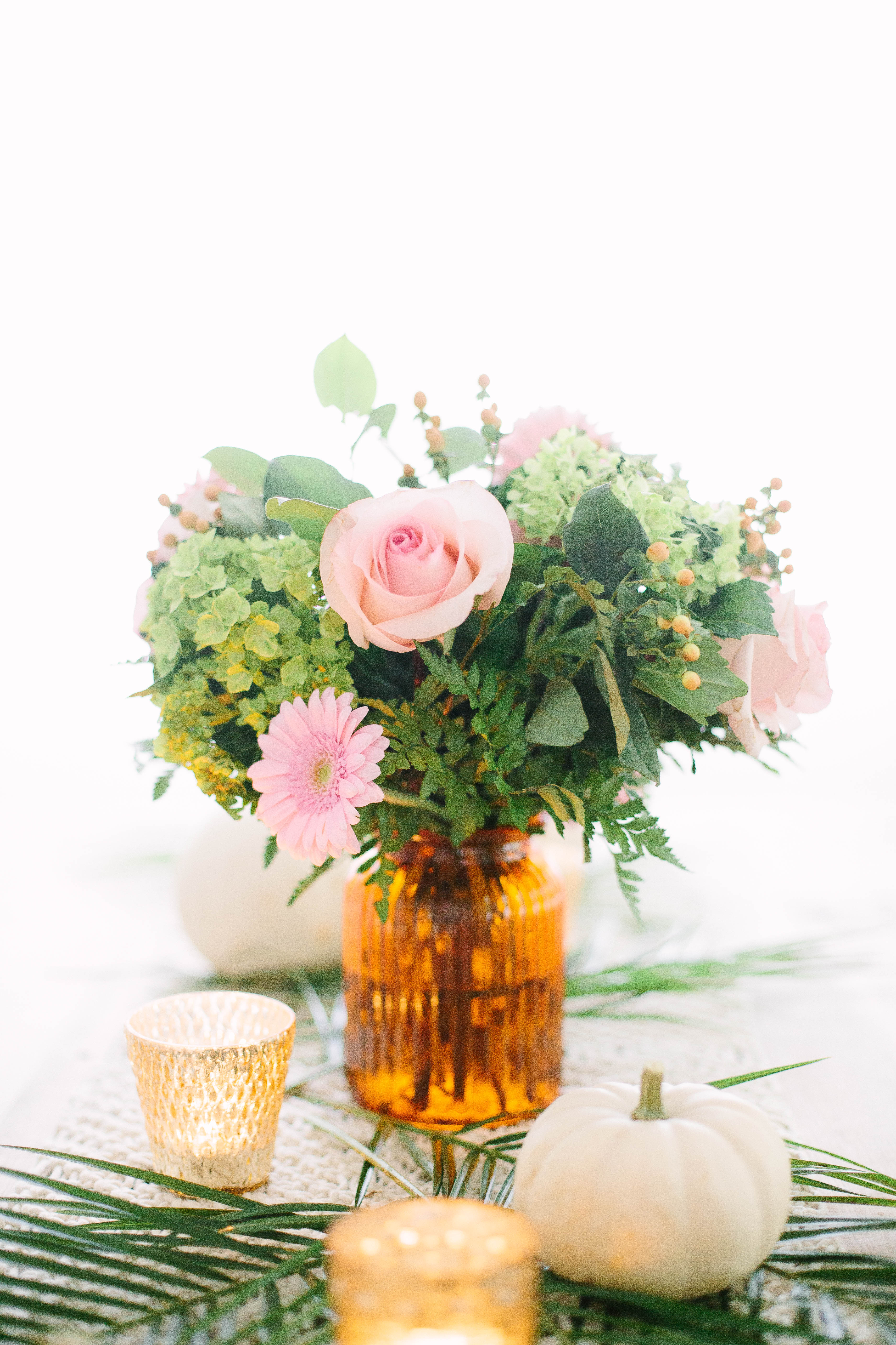 Entertaining, but pressed for time? Life and style blogger Lauren McBride shares a Five Minute Tablescape that creates a gorgeous table setting in a pinch!