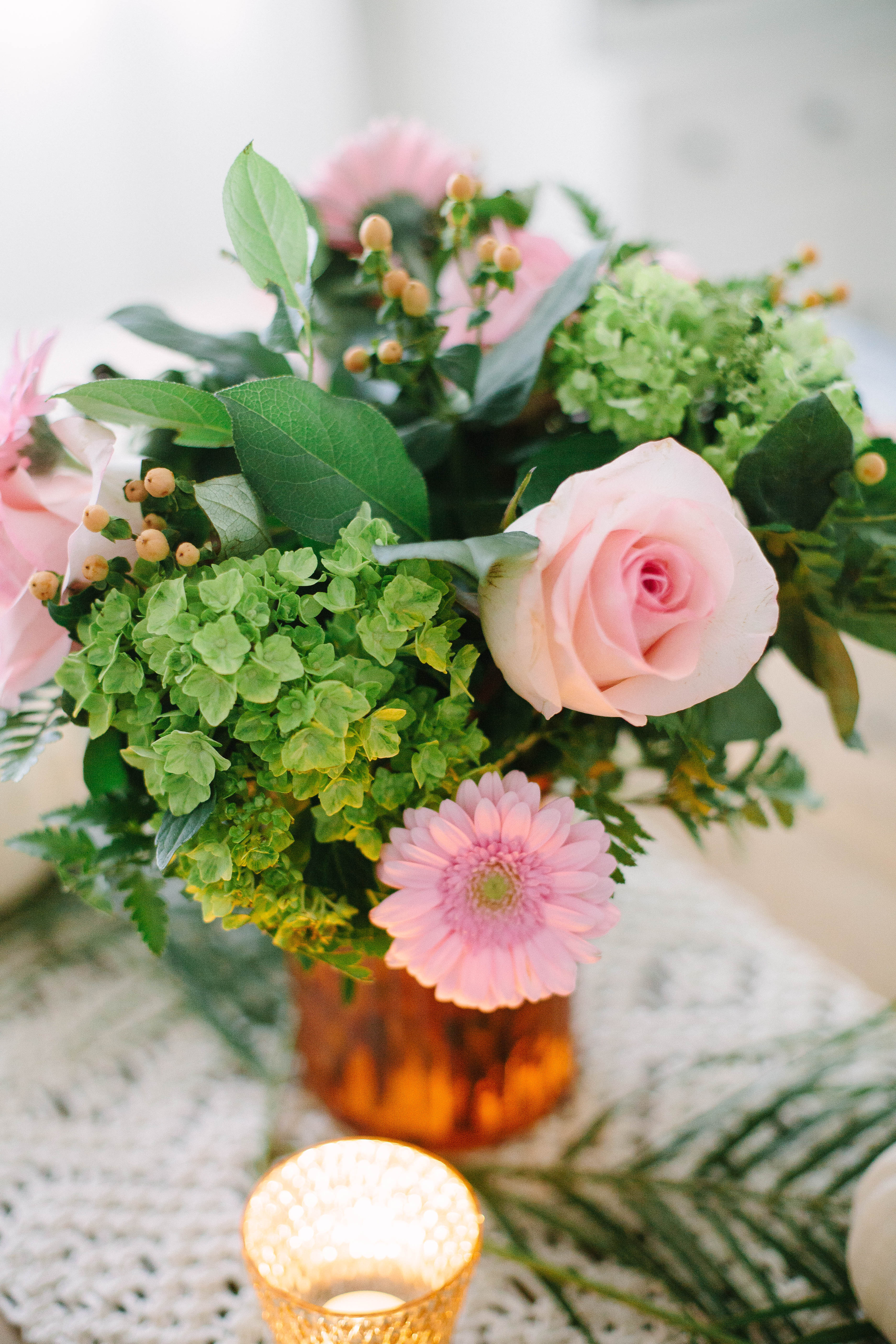 Entertaining, but pressed for time? Life and style blogger Lauren McBride shares a Five Minute Tablescape that creates a gorgeous table setting in a pinch!