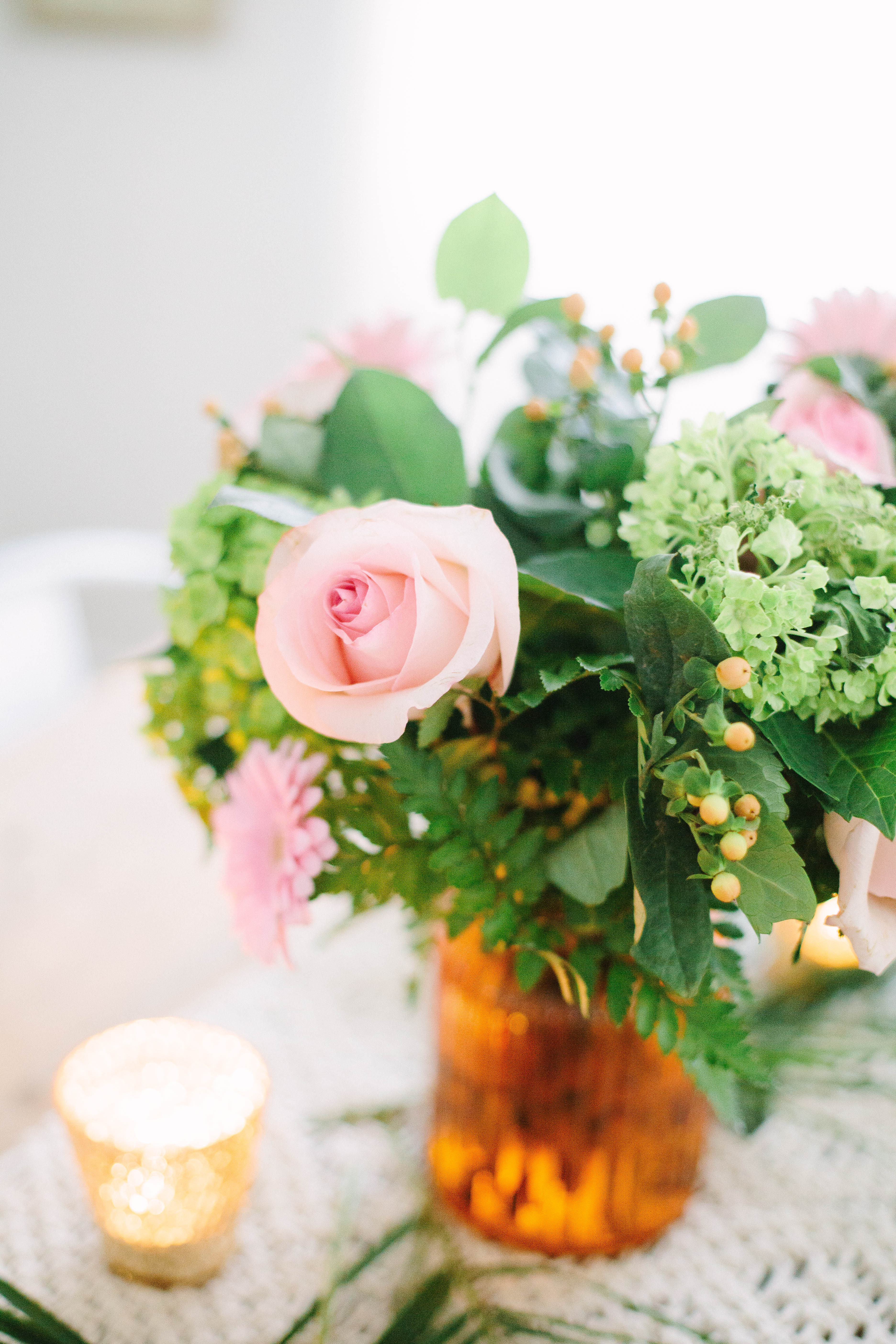 Entertaining, but pressed for time? Life and style blogger Lauren McBride shares a Five Minute Tablescape that creates a gorgeous table setting in a pinch!