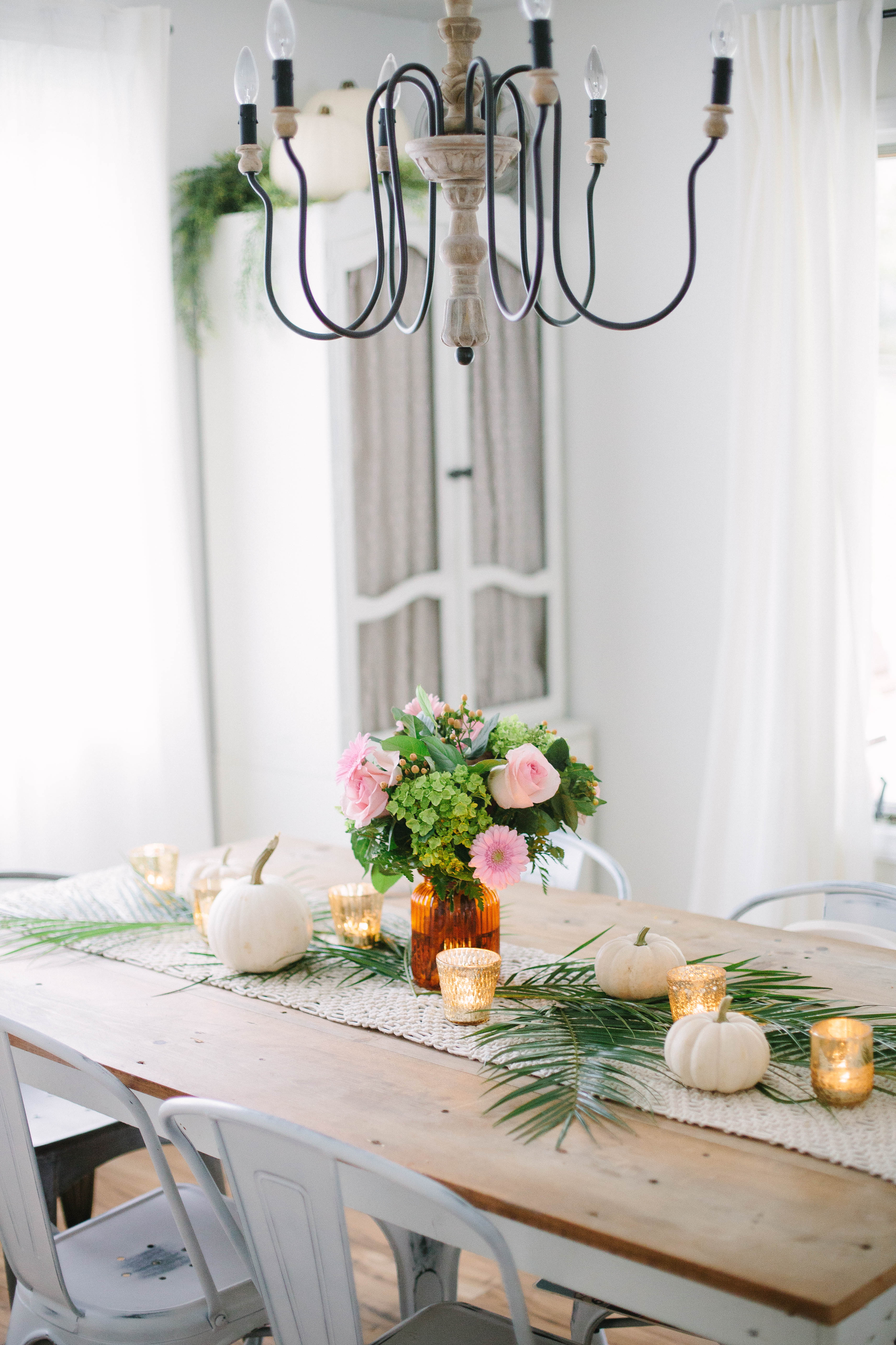 Entertaining, but pressed for time? Life and style blogger Lauren McBride shares a Five Minute Tablescape that creates a gorgeous table setting in a pinch!