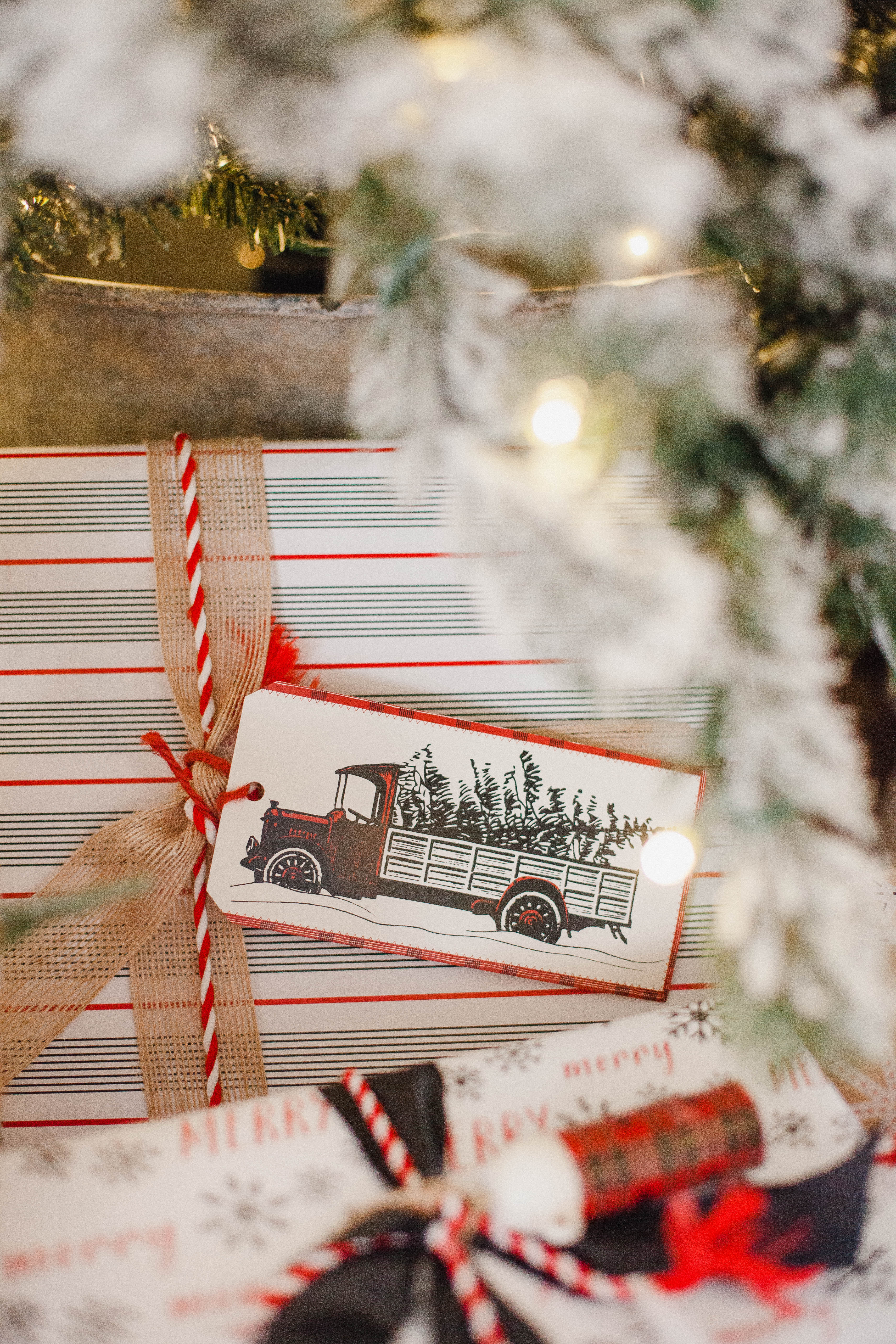 Life and style blogger Lauren McBride shares her Simple Gift Wrapping Tips that will make your holiday gifts stand out among the rest this season. 