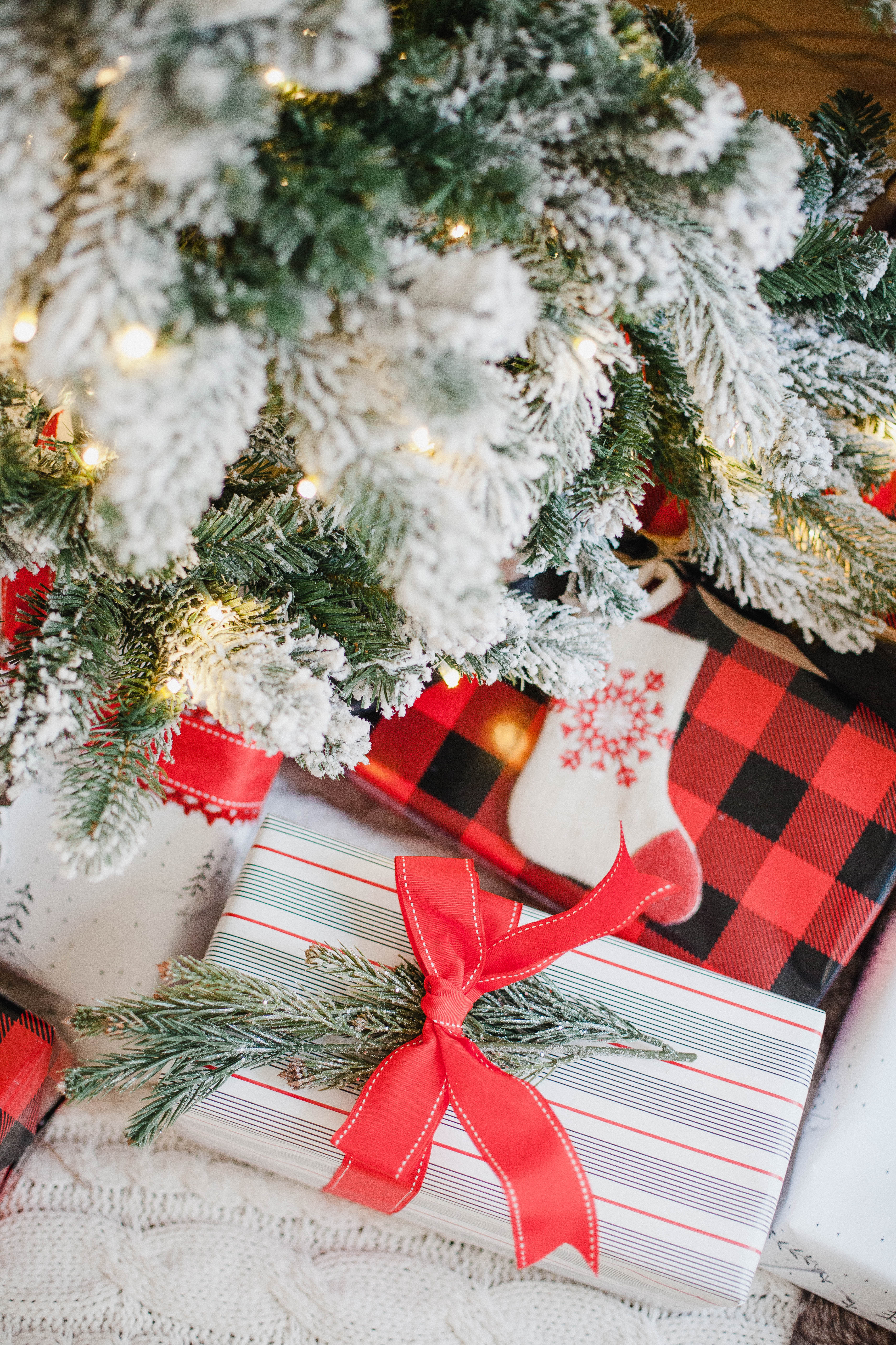 Life and style blogger Lauren McBride shares her Simple Gift Wrapping Tips that will make your holiday gifts stand out among the rest this season. 