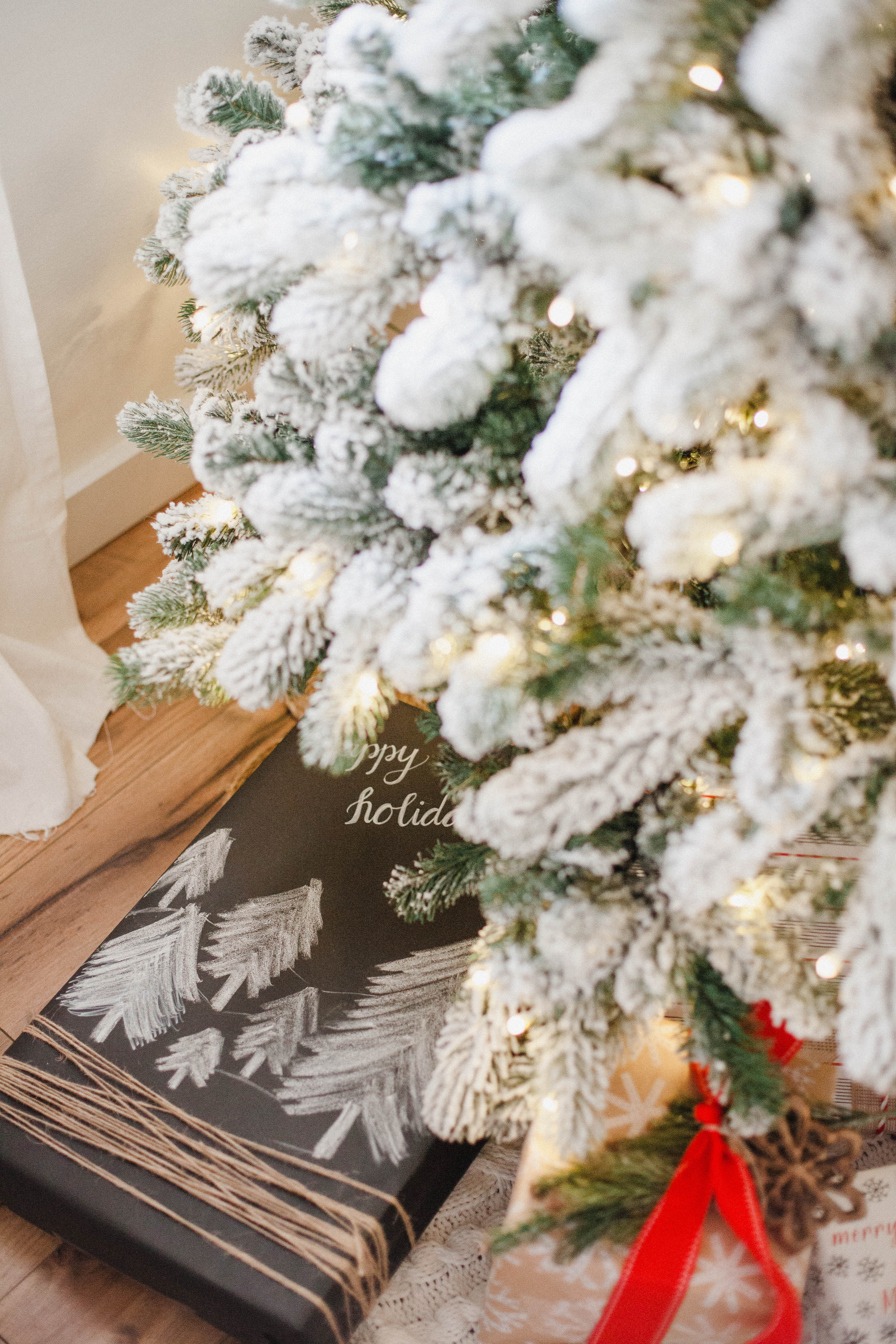 Life and style blogger Lauren McBride shares her Simple Gift Wrapping Tips that will make your holiday gifts stand out among the rest this season. 