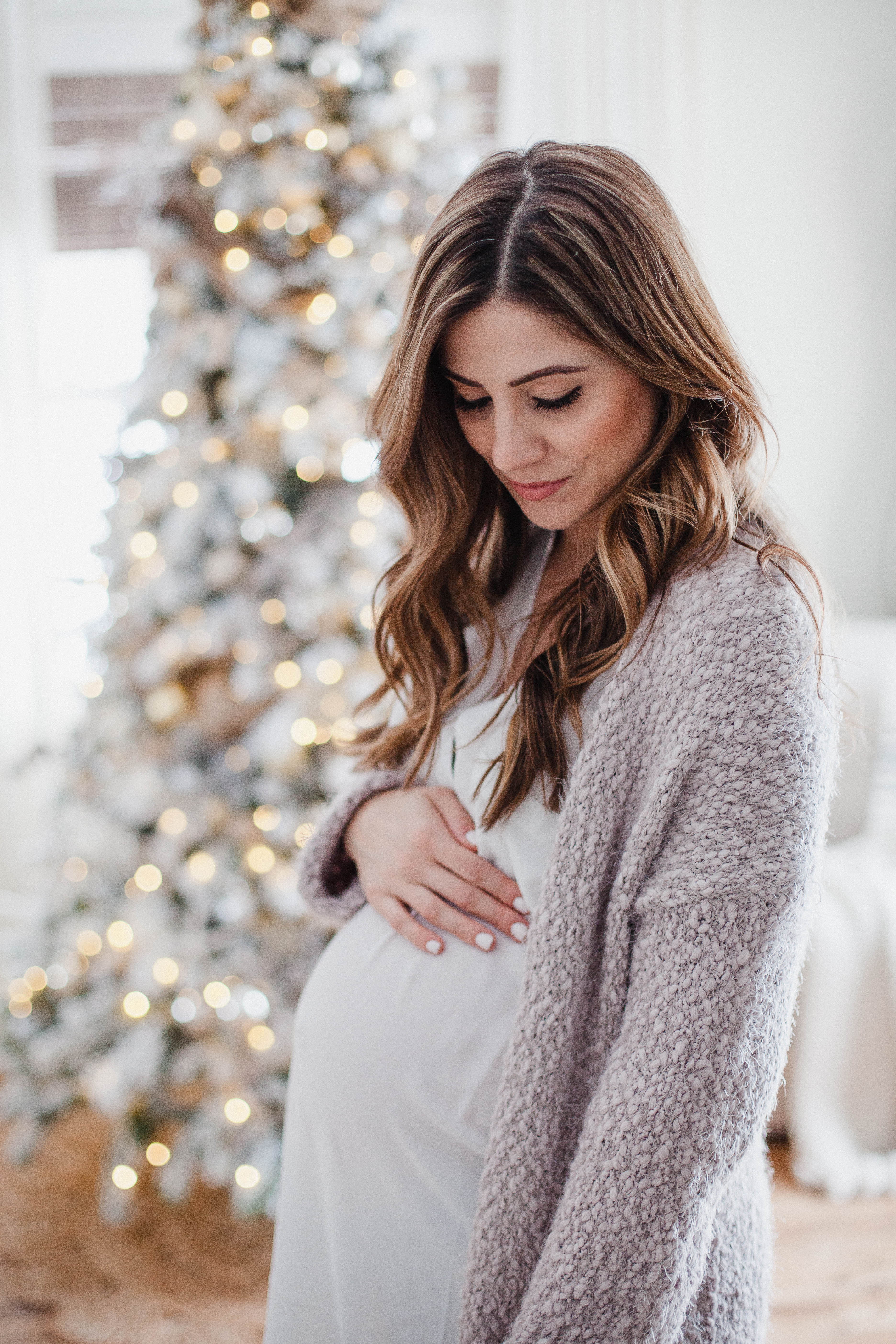 Cute christmas 2025 pregnancy outfits