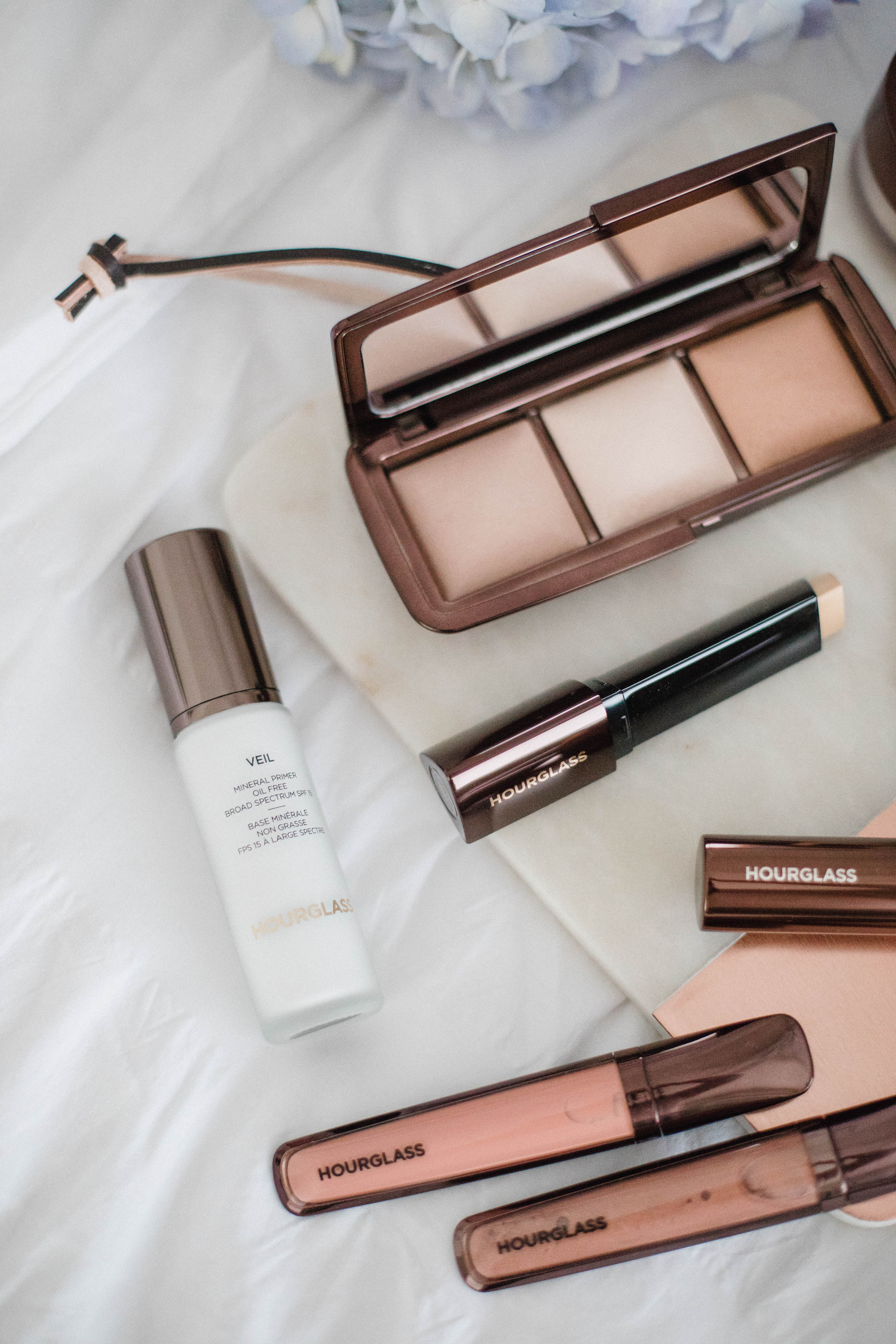 Life and style blogger Lauren McBride shares a simple natural, glowing makeup look featuring a variety of products from Hourglass Cosmetics. 