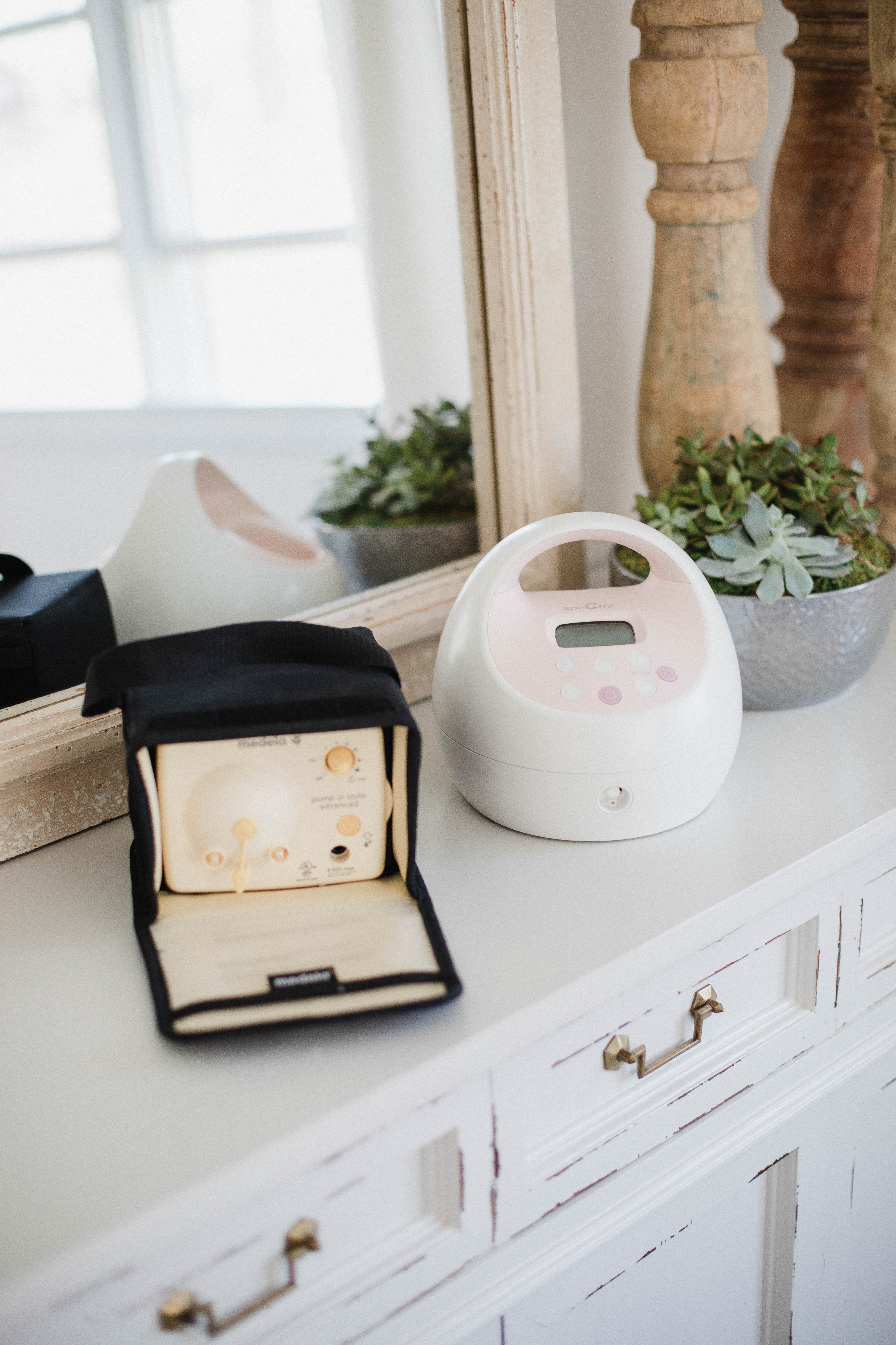 Life and style blogger Lauren McBride shares a Medela Pump in Style Advanced and Spectra S2 Comparison that explains the pros and cons of both breast pumps.