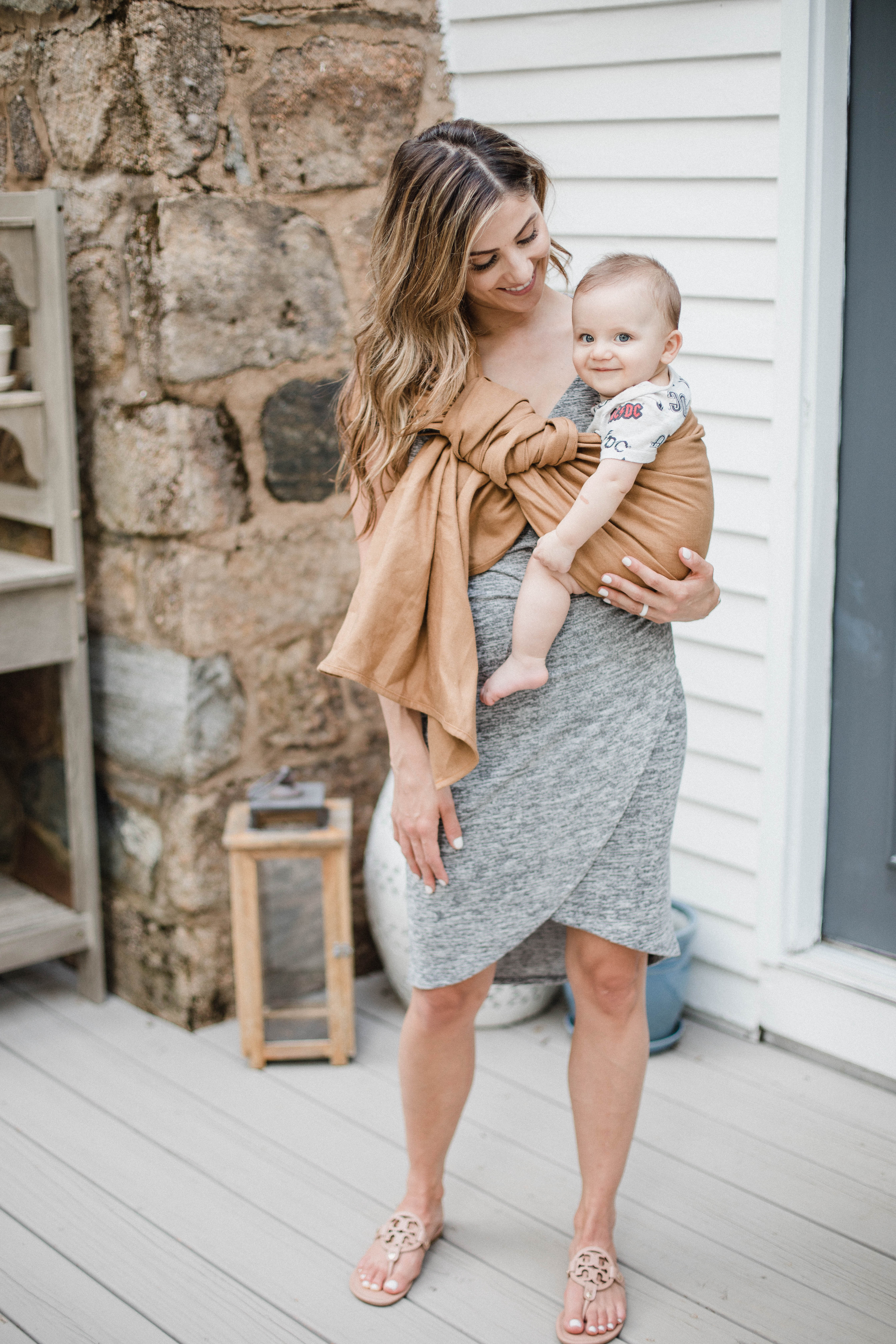 Connecticut life and style blogger Lauren McBride shares the Best Baby Carriers for babies ages newborn to toddlerhood and the various features each offers. 