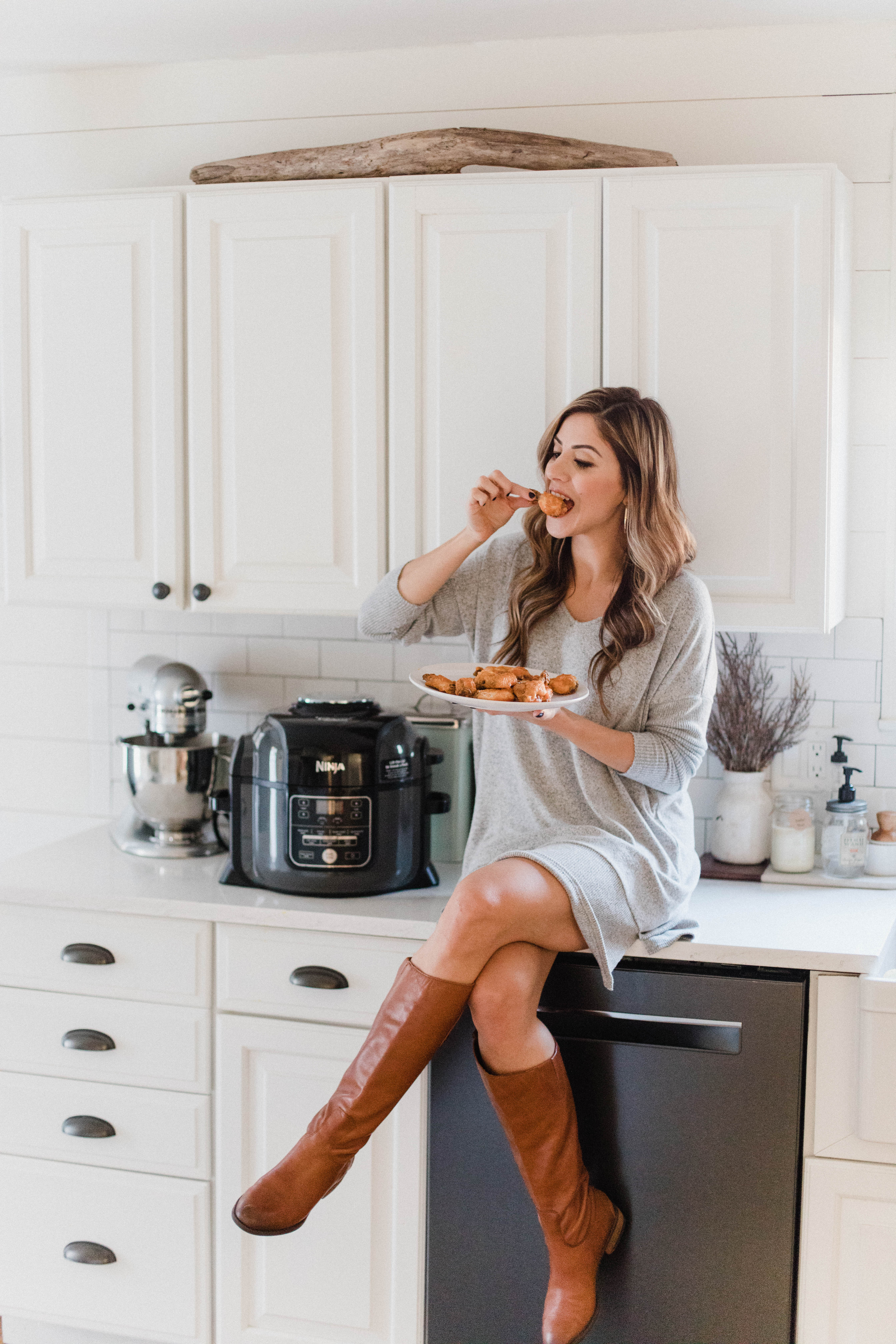 Connecticut life and style blogger Lauren McBride shares her paleo hot wing recipe using the Ninja Foodi two in one pressure cooker and air fryer.