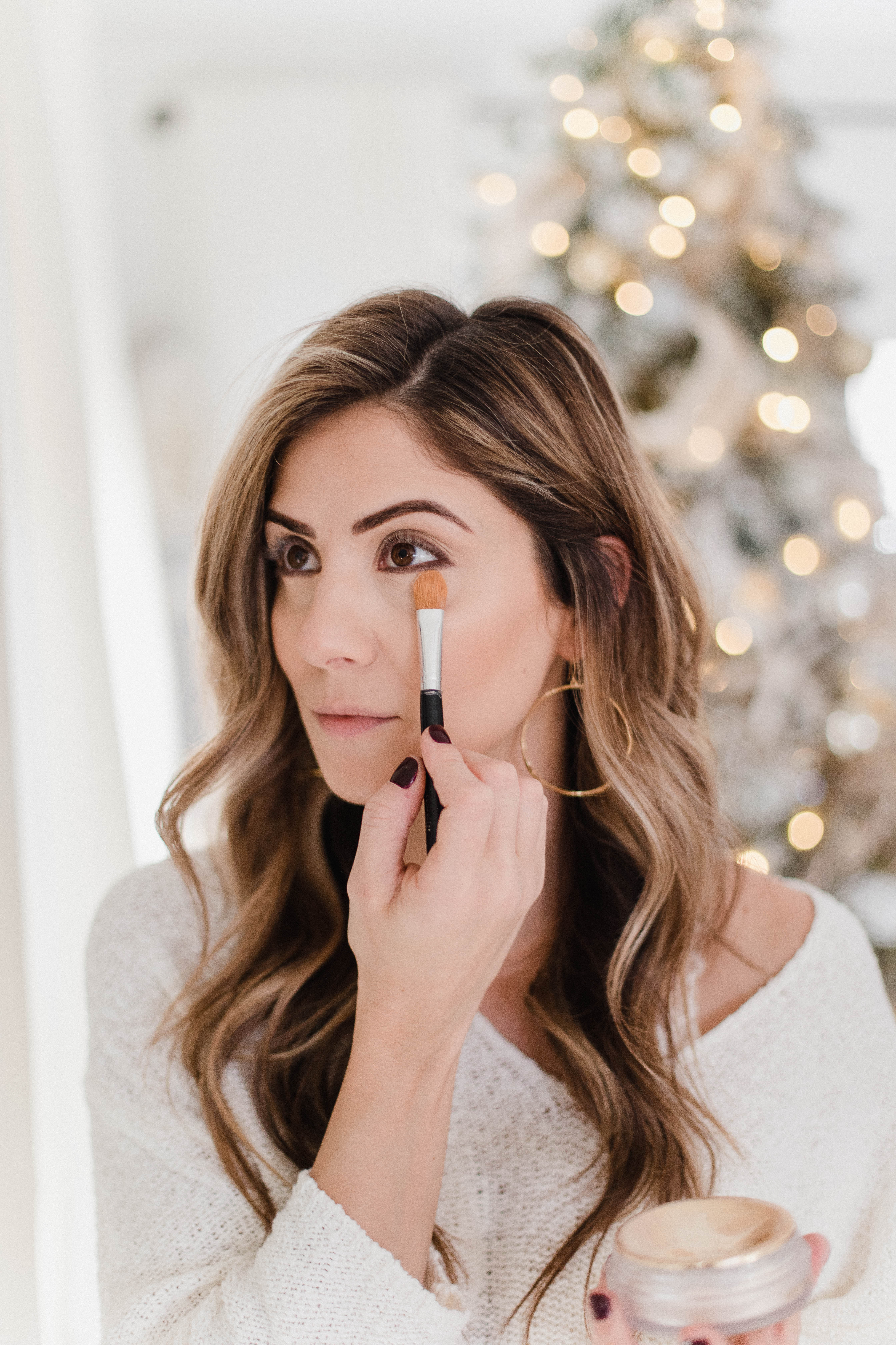 Connecticut life and style blogger Lauren McBride shares two ways she uses setting powder to set her makeup, and a favorite product by Hourglass Cosmetics.