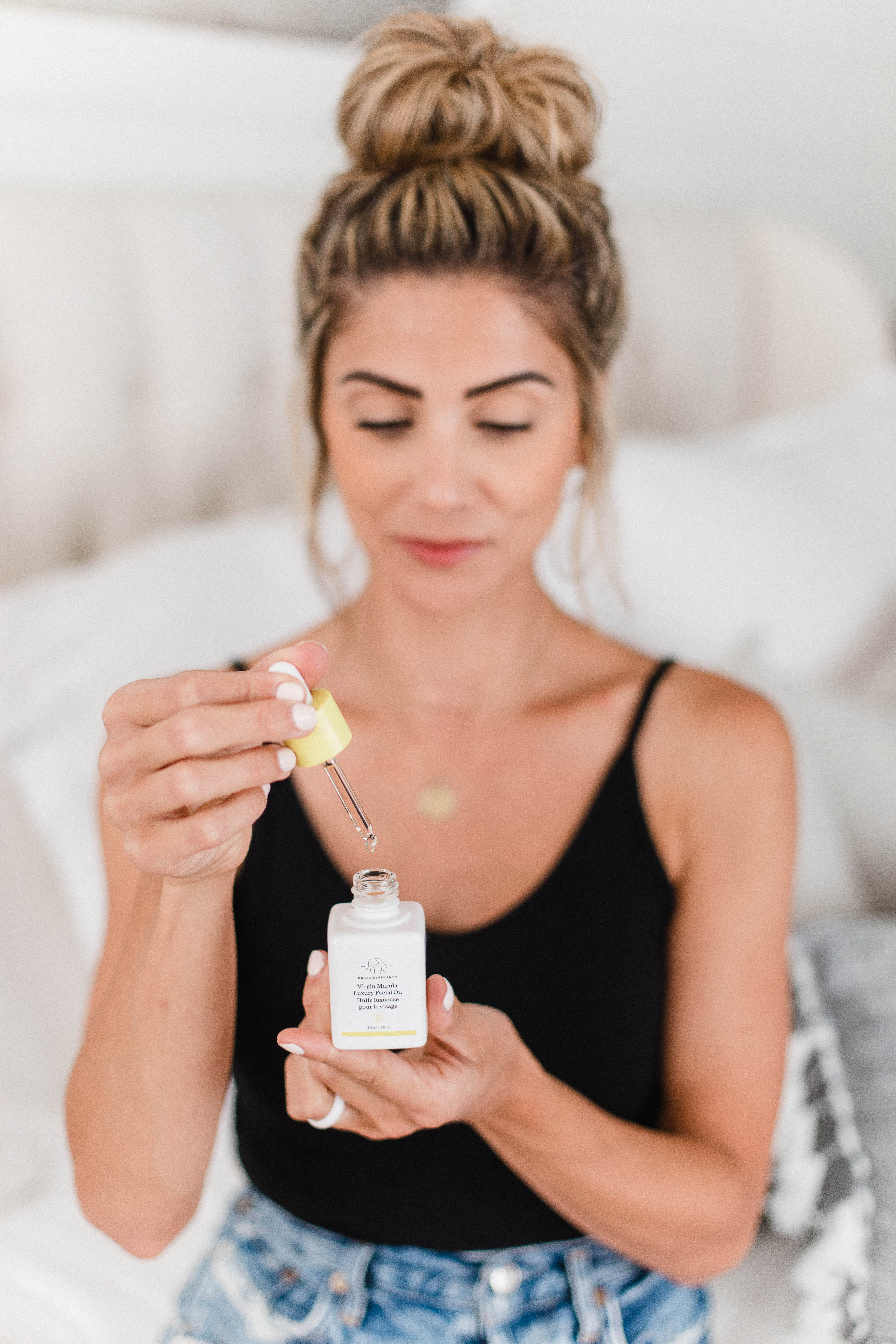Connecticut life and style blogger Lauren McBride shares her morning and evening skincare routine, feauring a variety of clean skincare products.