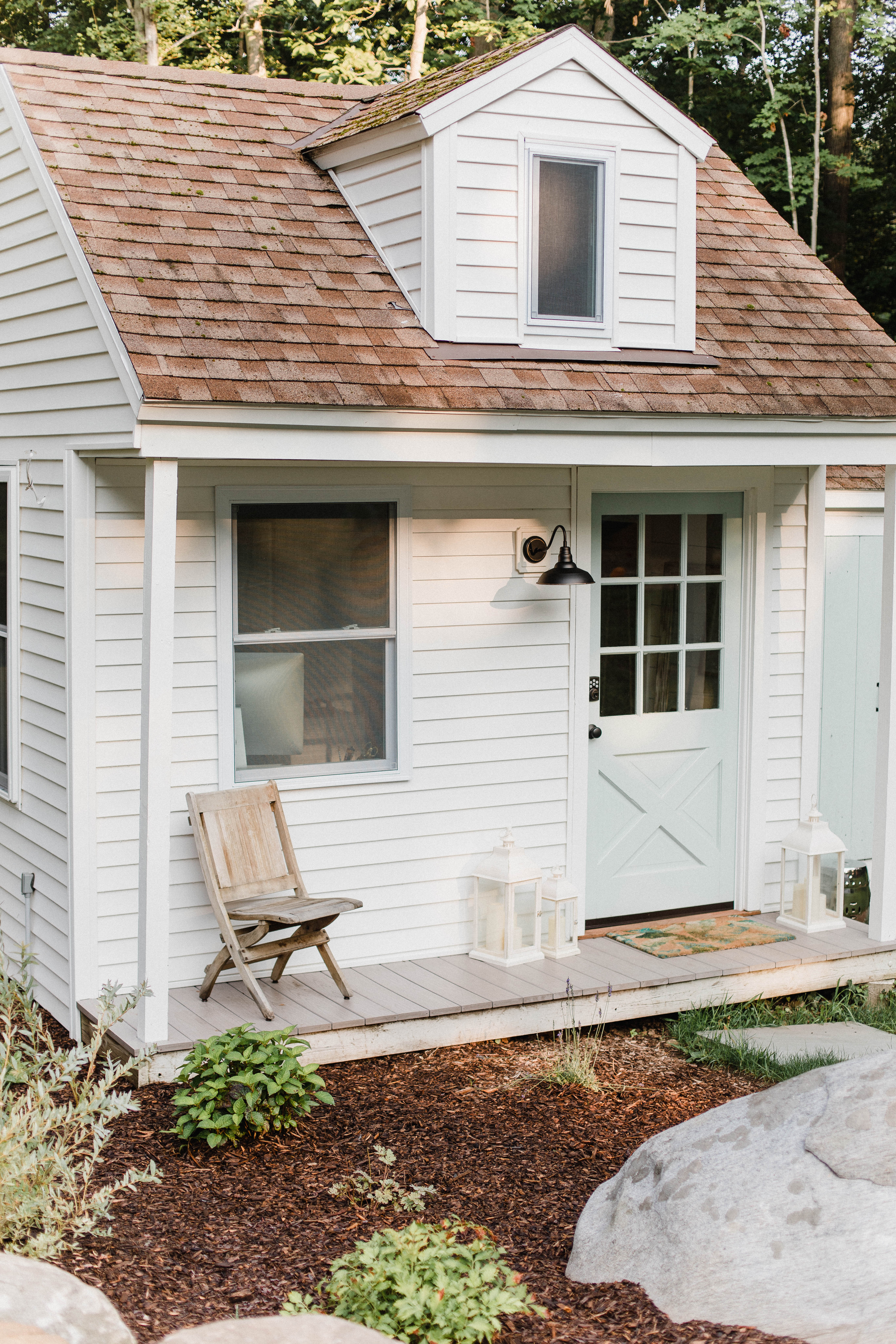 Connecticut life and style blogger Lauren McBride shares her She Shed Outdoor Decor including budget-friendly finds from eBay to add curb appeal. 