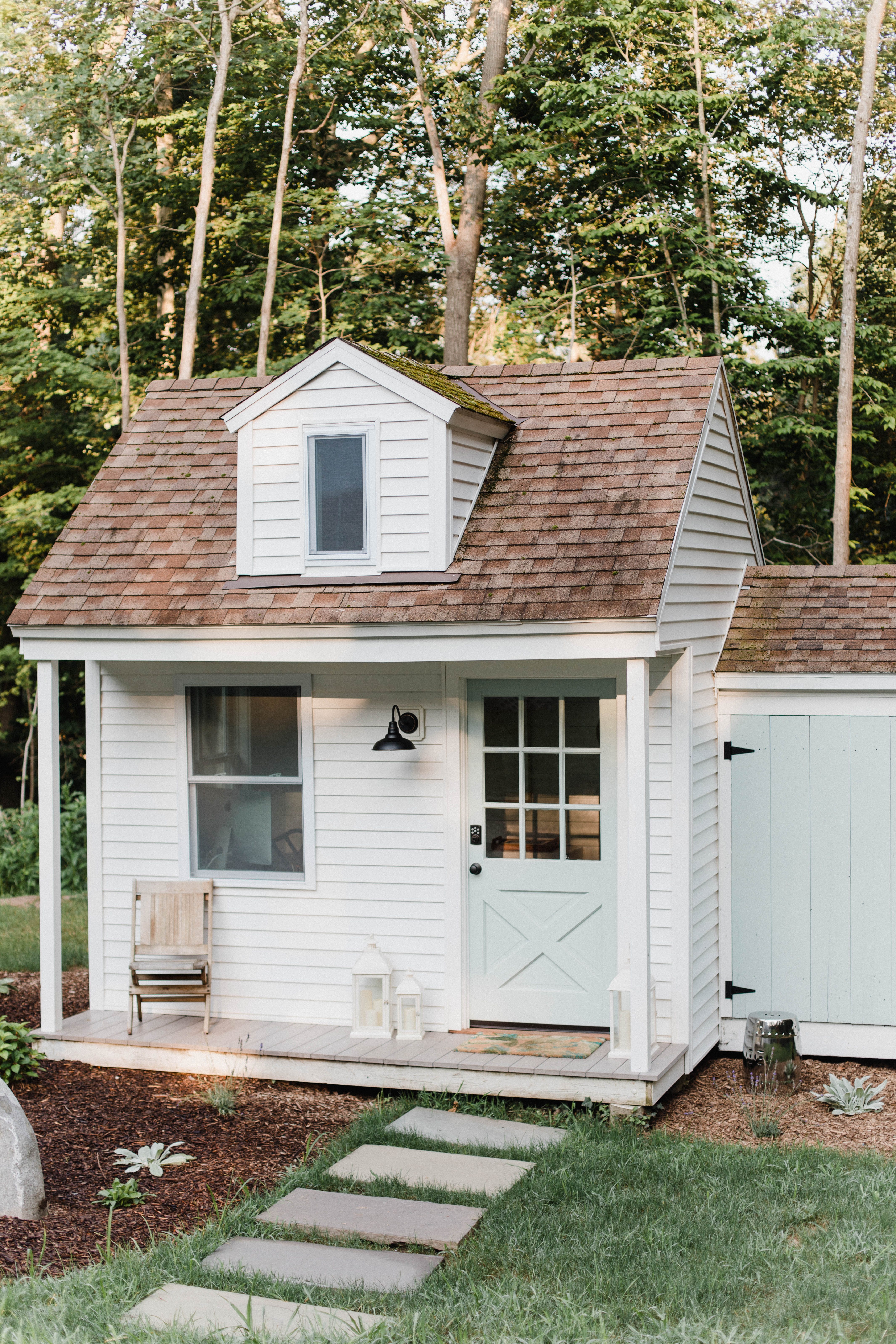 Connecticut life and style blogger Lauren McBride shares her She Shed Outdoor Decor including budget-friendly finds from eBay to add curb appeal. 