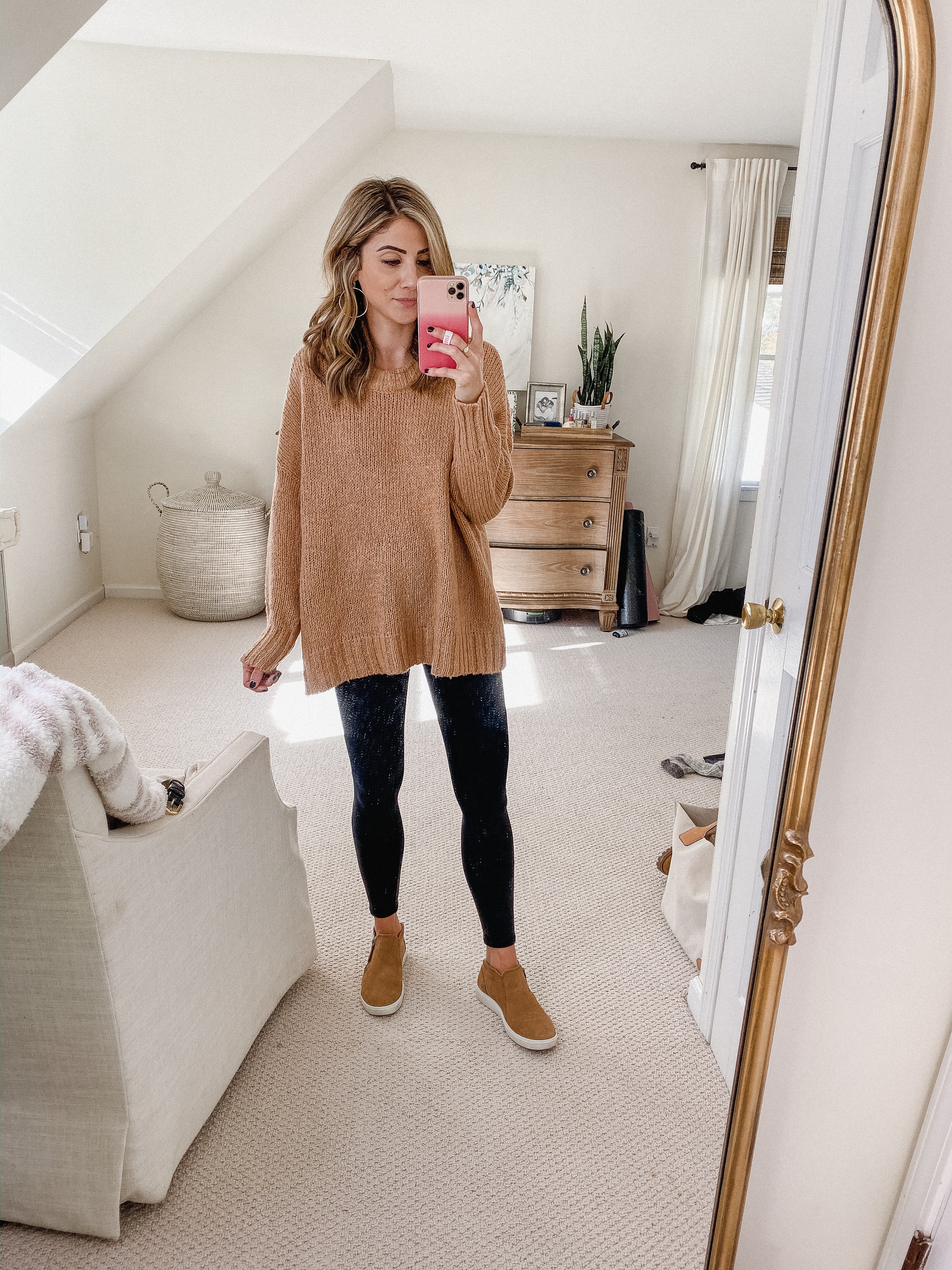 Connecticut life and style blogger Lauren McBride shares seven causal mom outfits for fall including outfits that are comfortable, yet stylish.